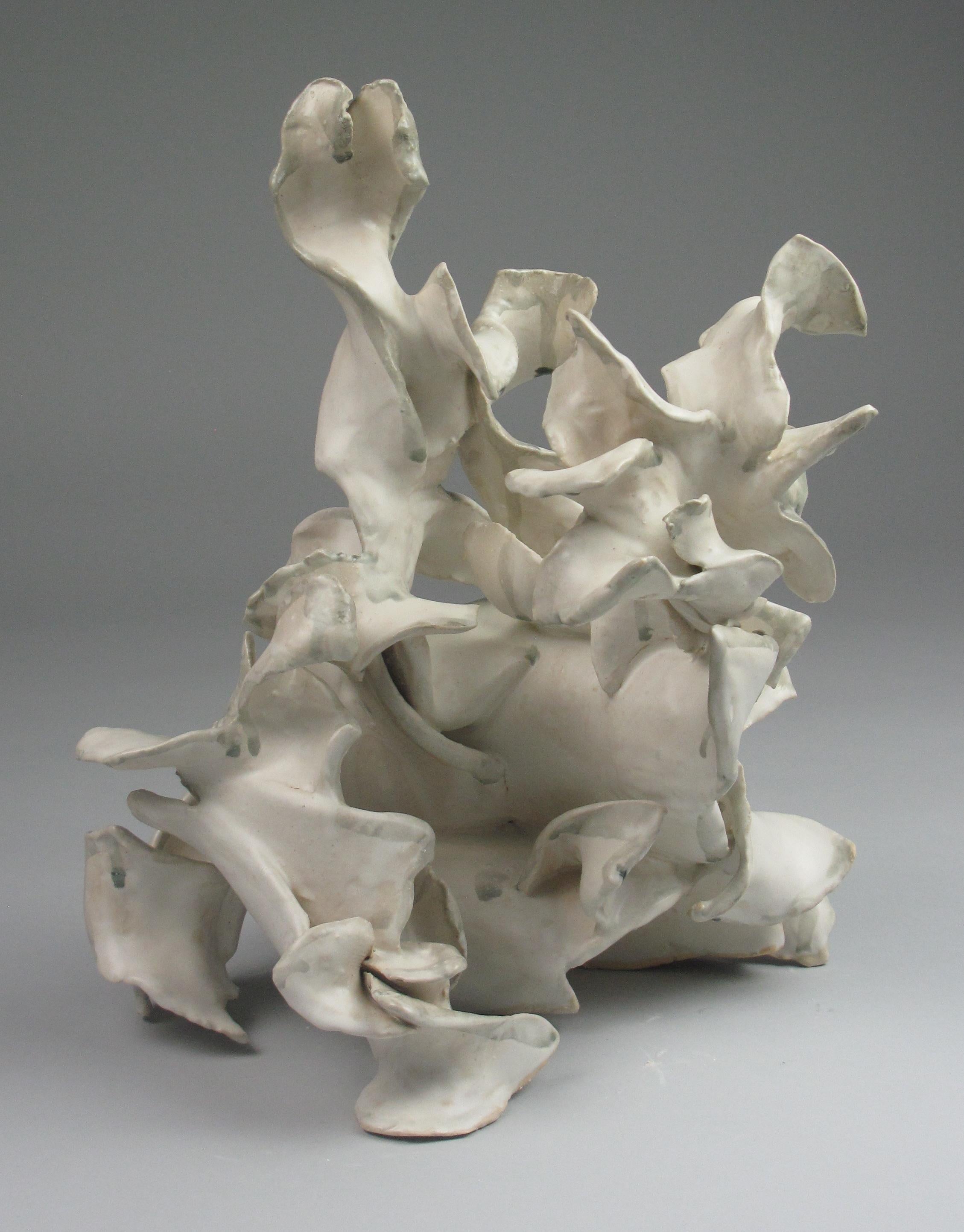 « Heap », abstrait, gestuel, céramique, blanc, crème, grès, sculpture, 2020 en vente 3