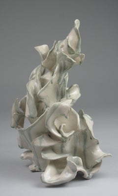 "Penacho", gestual, cerámica, escultura, blanco, crema, gris, cerceta, gres