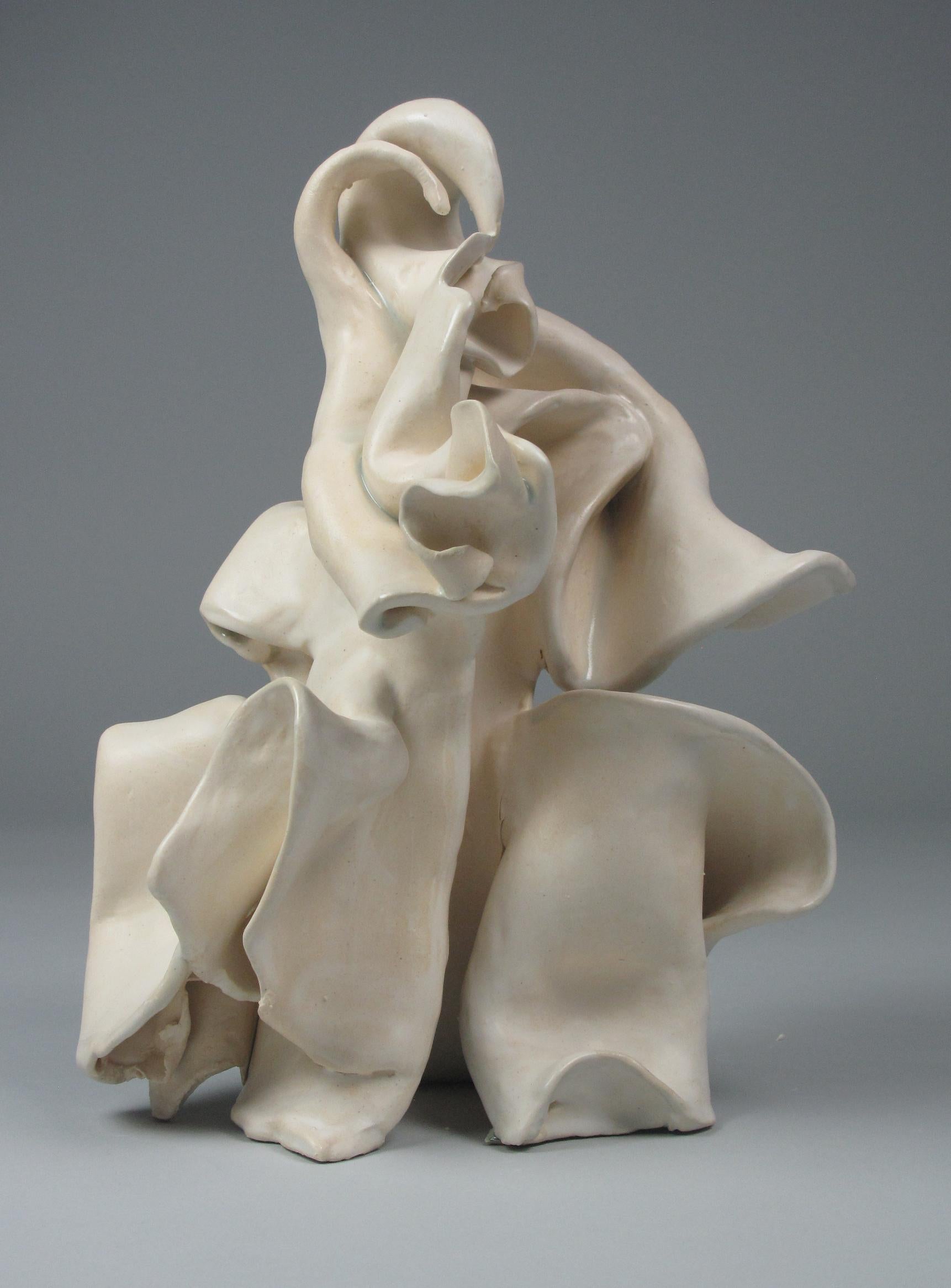Pucker, gestuel, céramique, sculpture, blanc, crème, grès - Contemporain Sculpture par Sara Fine-Wilson