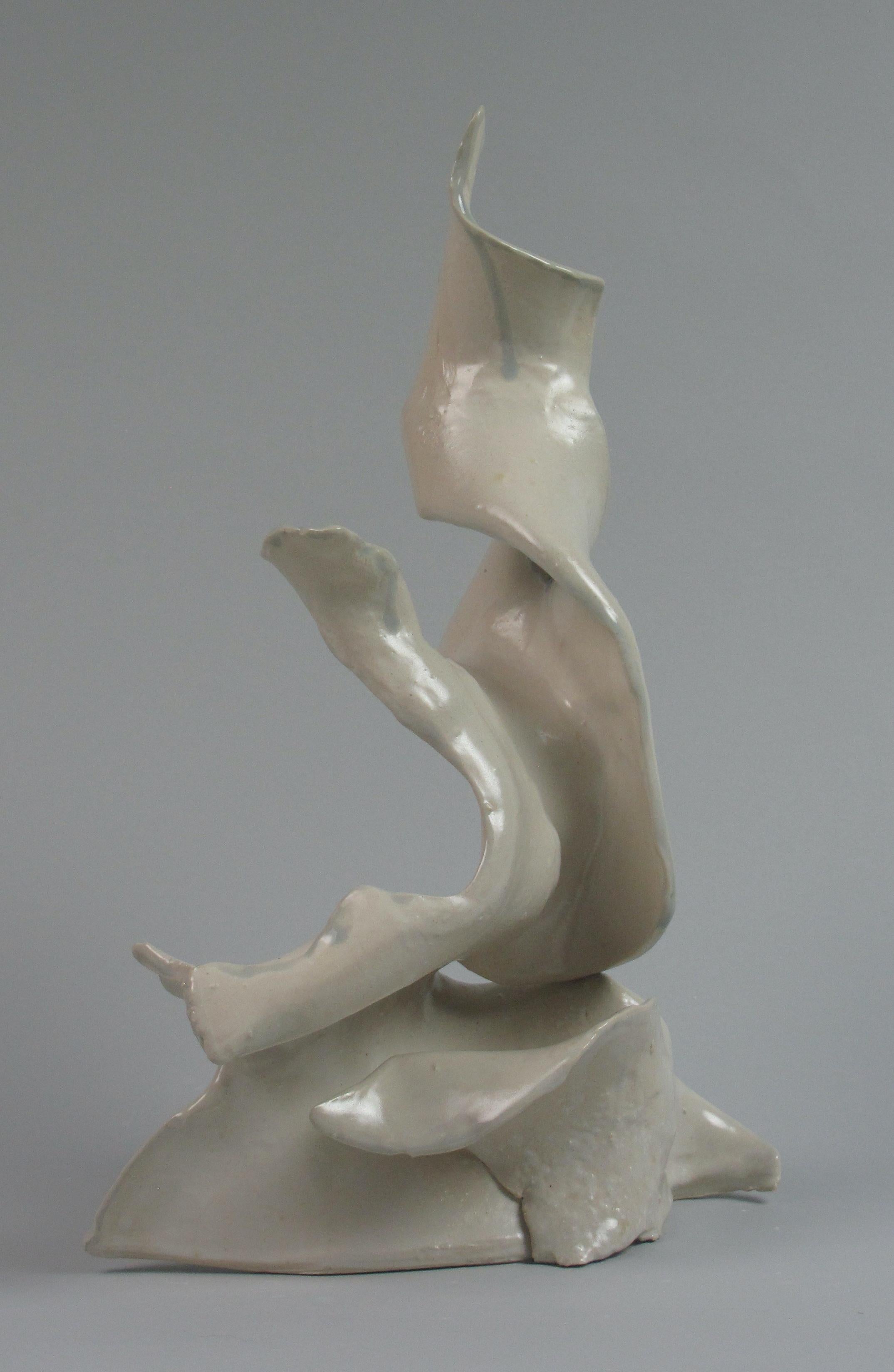 „Quiet““, gestische Keramik, Skulptur, weiß, cremefarben, teal, Steingut (Zeitgenössisch), Sculpture, von Sara Fine-Wilson