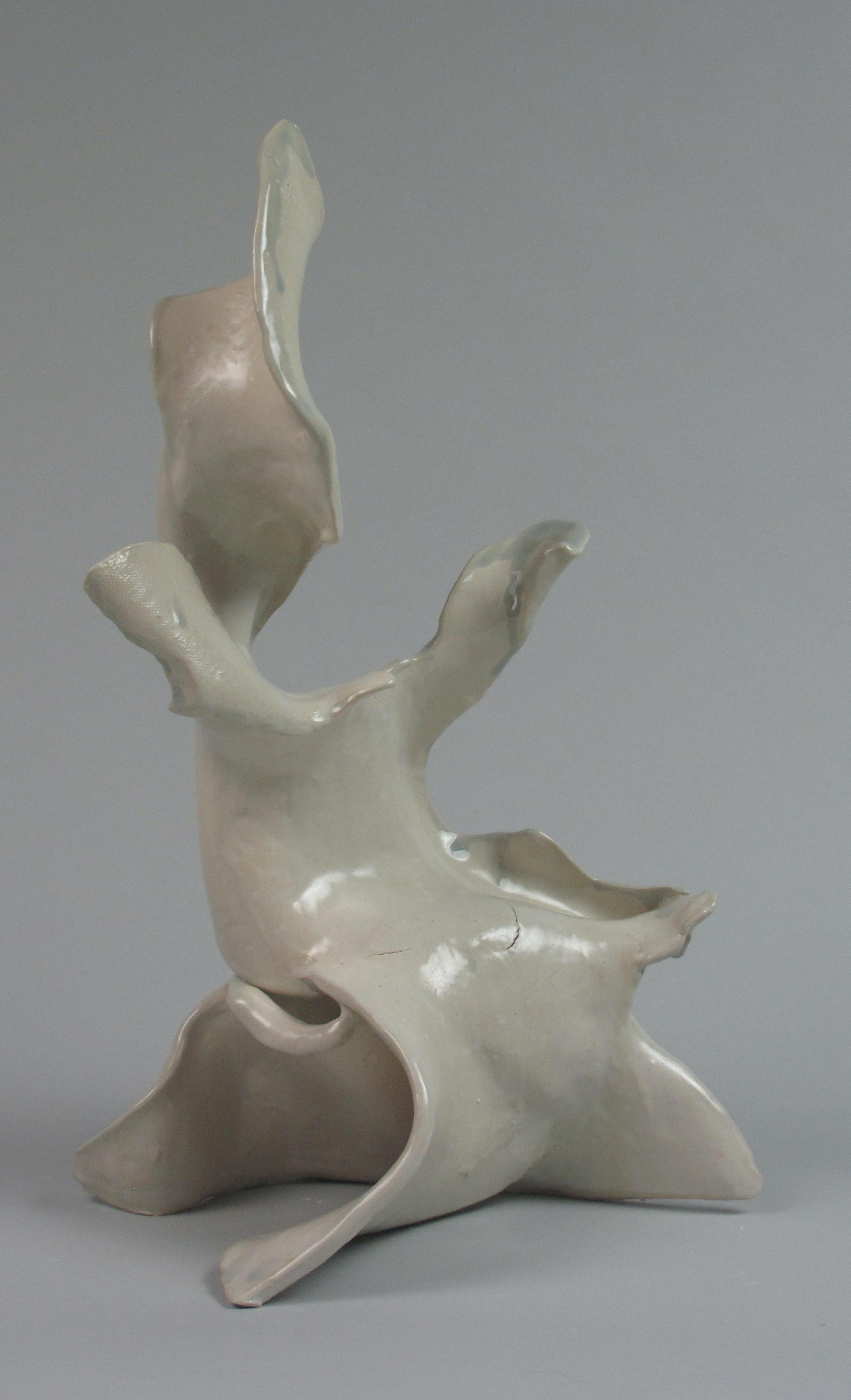 „Quiet““, gestische Keramik, Skulptur, weiß, cremefarben, teal, Steingut im Angebot 3