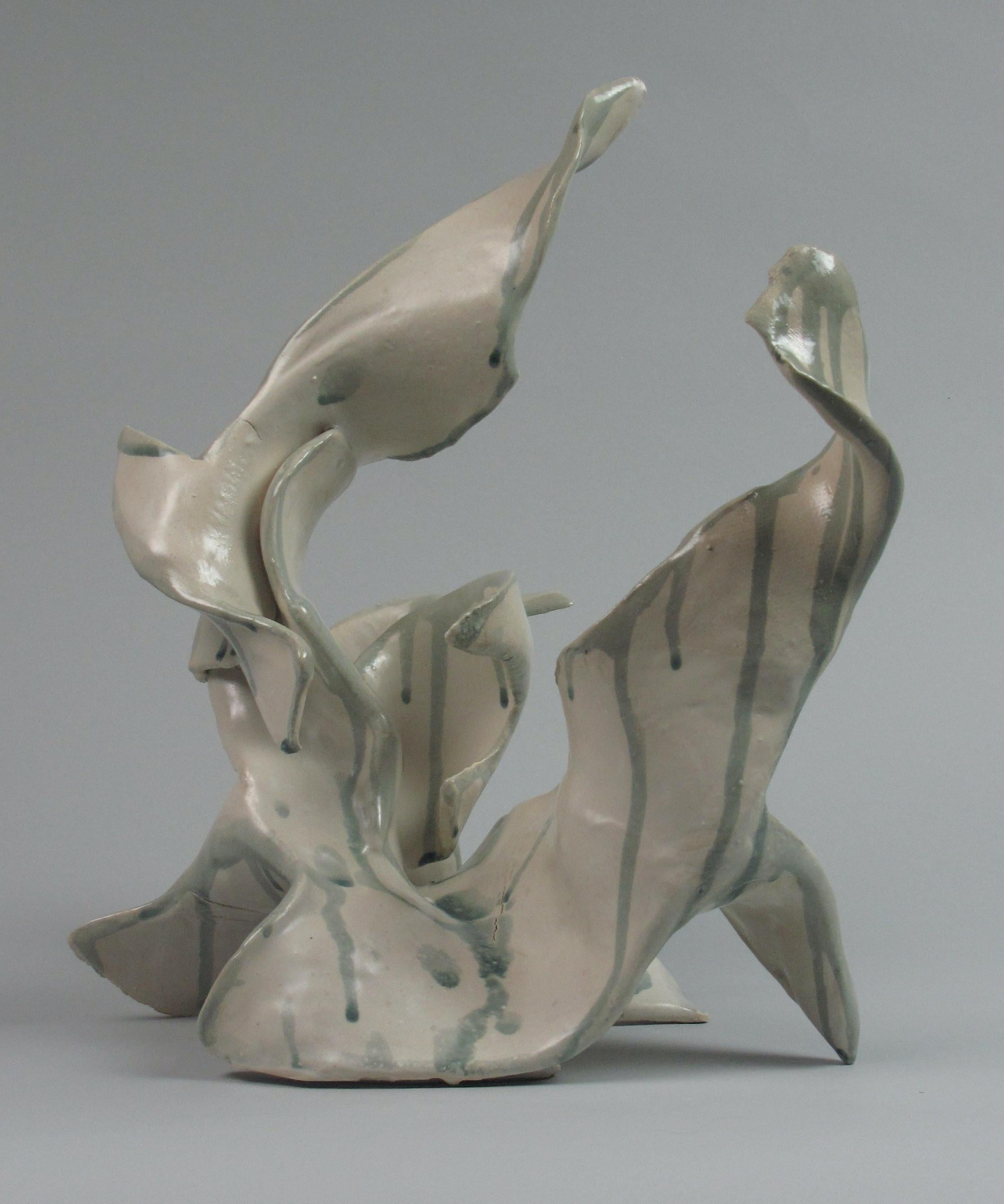 « Runny », gestuel, céramique, sculpture, blanc, crème, sarcelle, grès - Contemporain Sculpture par Sara Fine-Wilson