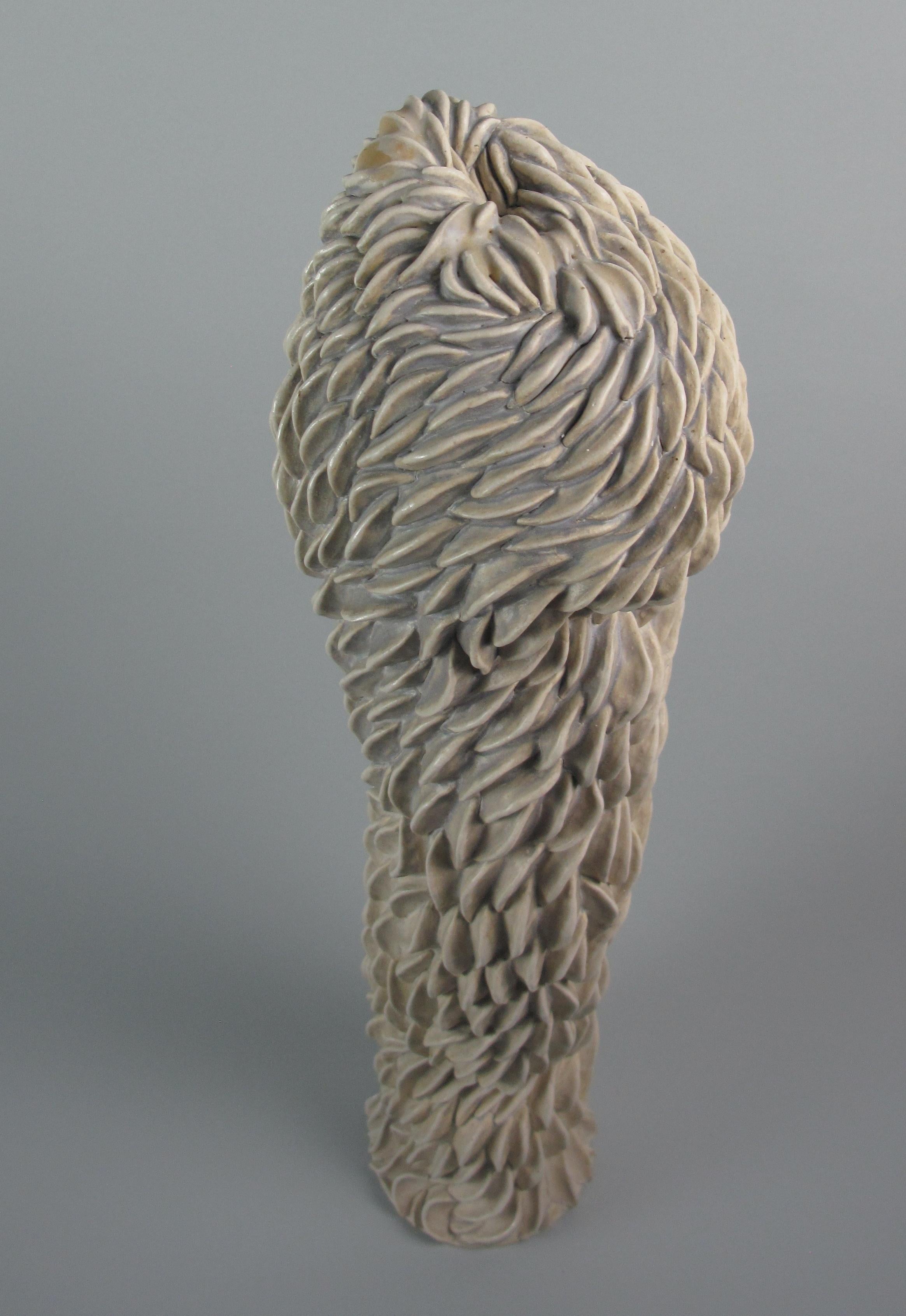 „Swarming Bulge“, gestische Keramik, Skulptur, weiß, cremefarben, grau, Steingut (Abstrakt), Sculpture, von Sara Fine-Wilson