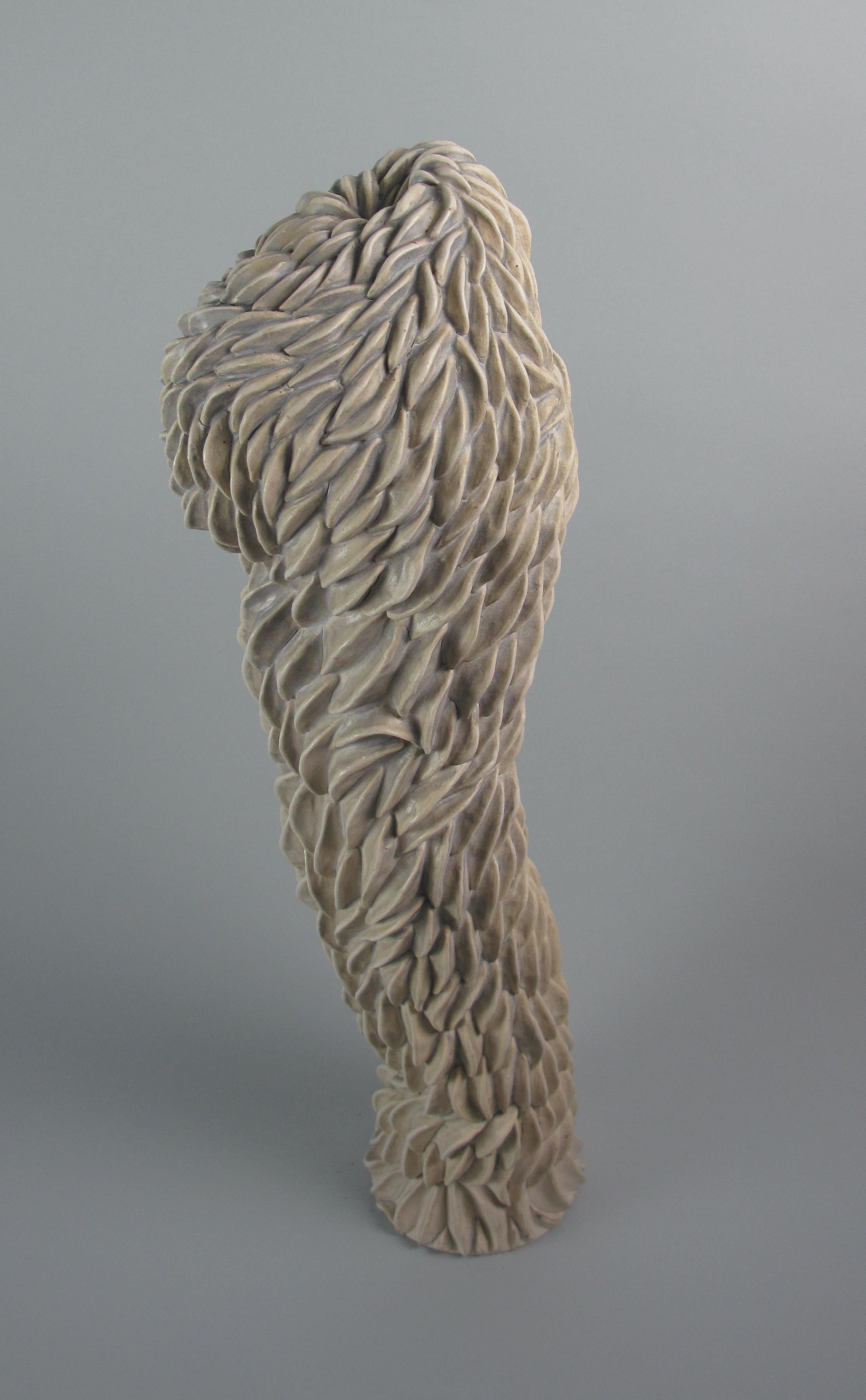 „Swarming Bulge“, gestische Keramik, Skulptur, weiß, cremefarben, grau, Steingut im Angebot 1