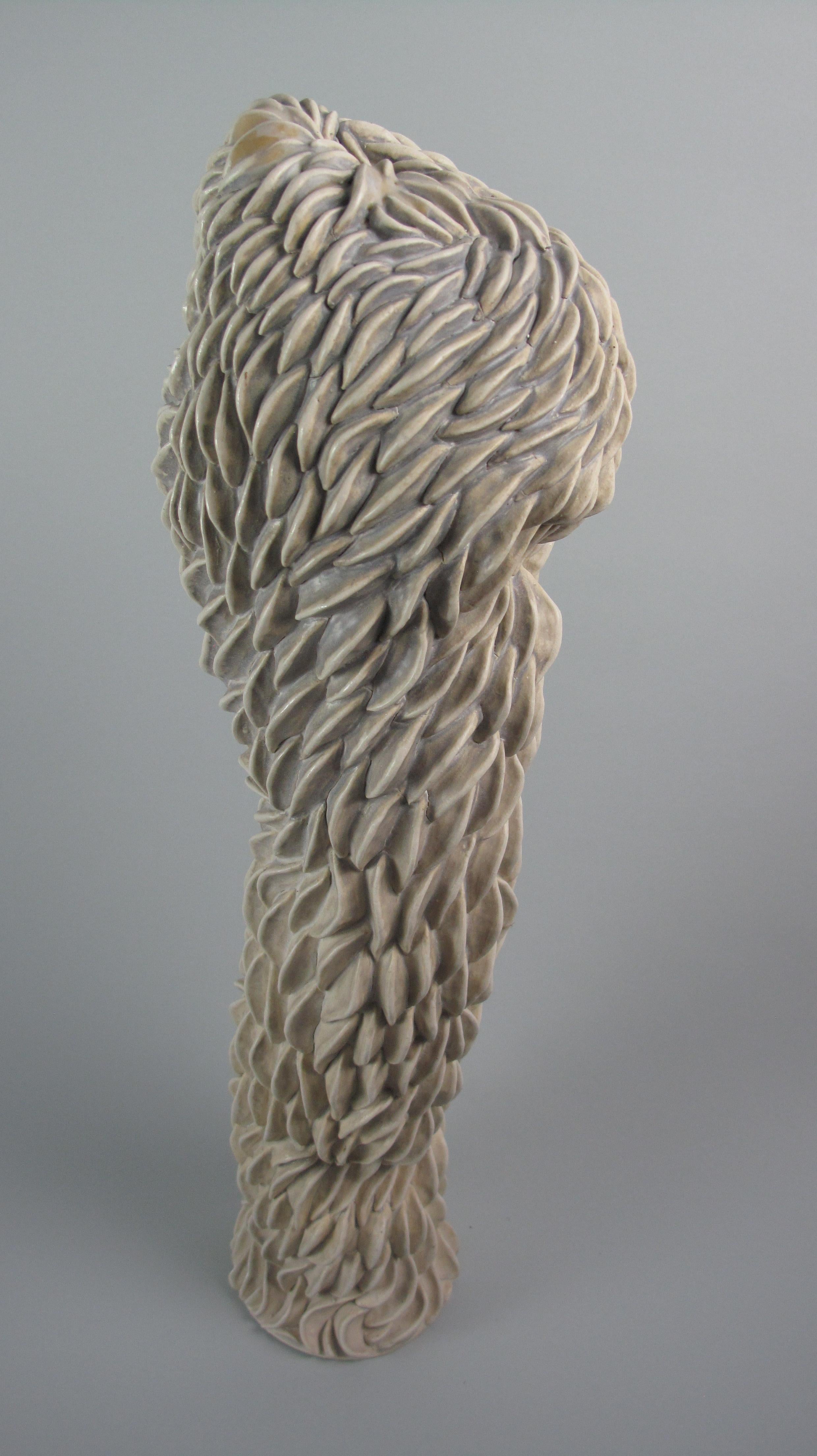 „Swarming Bulge“, gestische Keramik, Skulptur, weiß, cremefarben, grau, Steingut im Angebot 3
