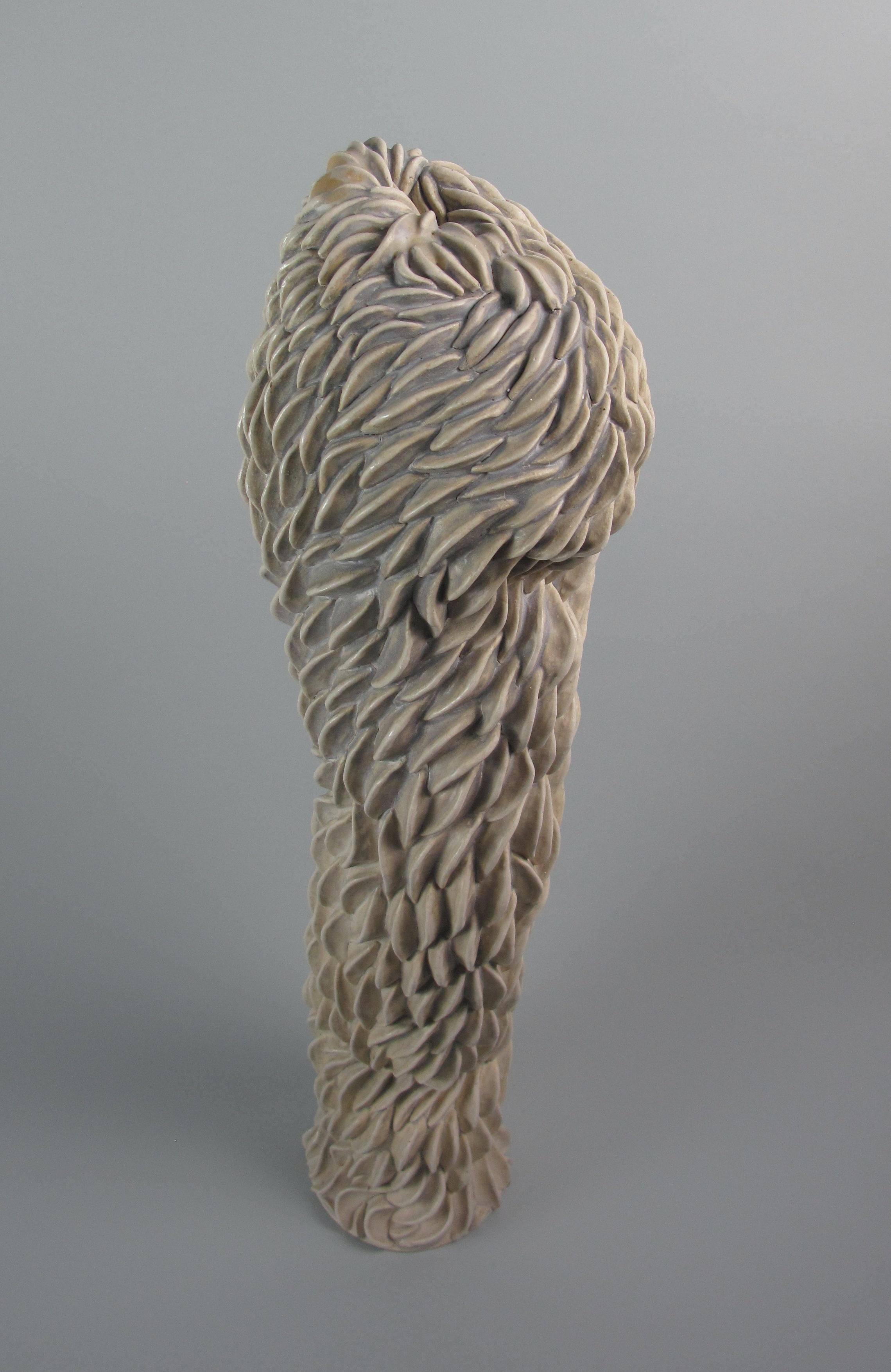 „Swarming Bulge“, gestische Keramik, Skulptur, weiß, cremefarben, grau, Steingut – Sculpture von Sara Fine-Wilson