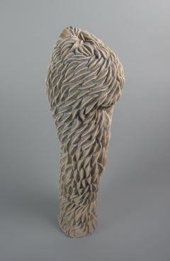 „Swarming Bulge“, gestische Keramik, Skulptur, weiß, cremefarben, grau, Steingut