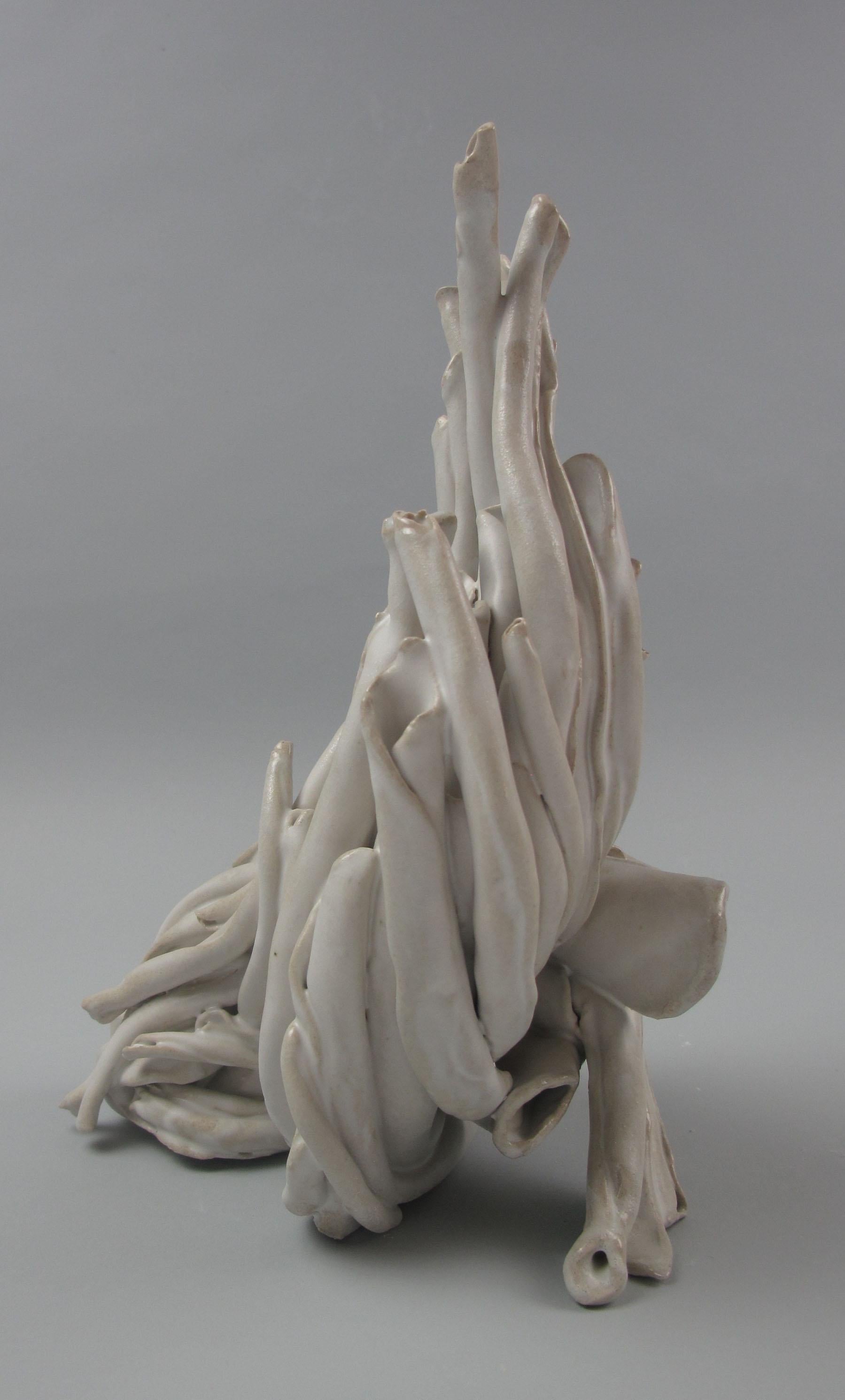 « Turn », abstrait, gestuel, céramique, sculpture, crème, blanc, grès - Sculpture de Sara Fine-Wilson