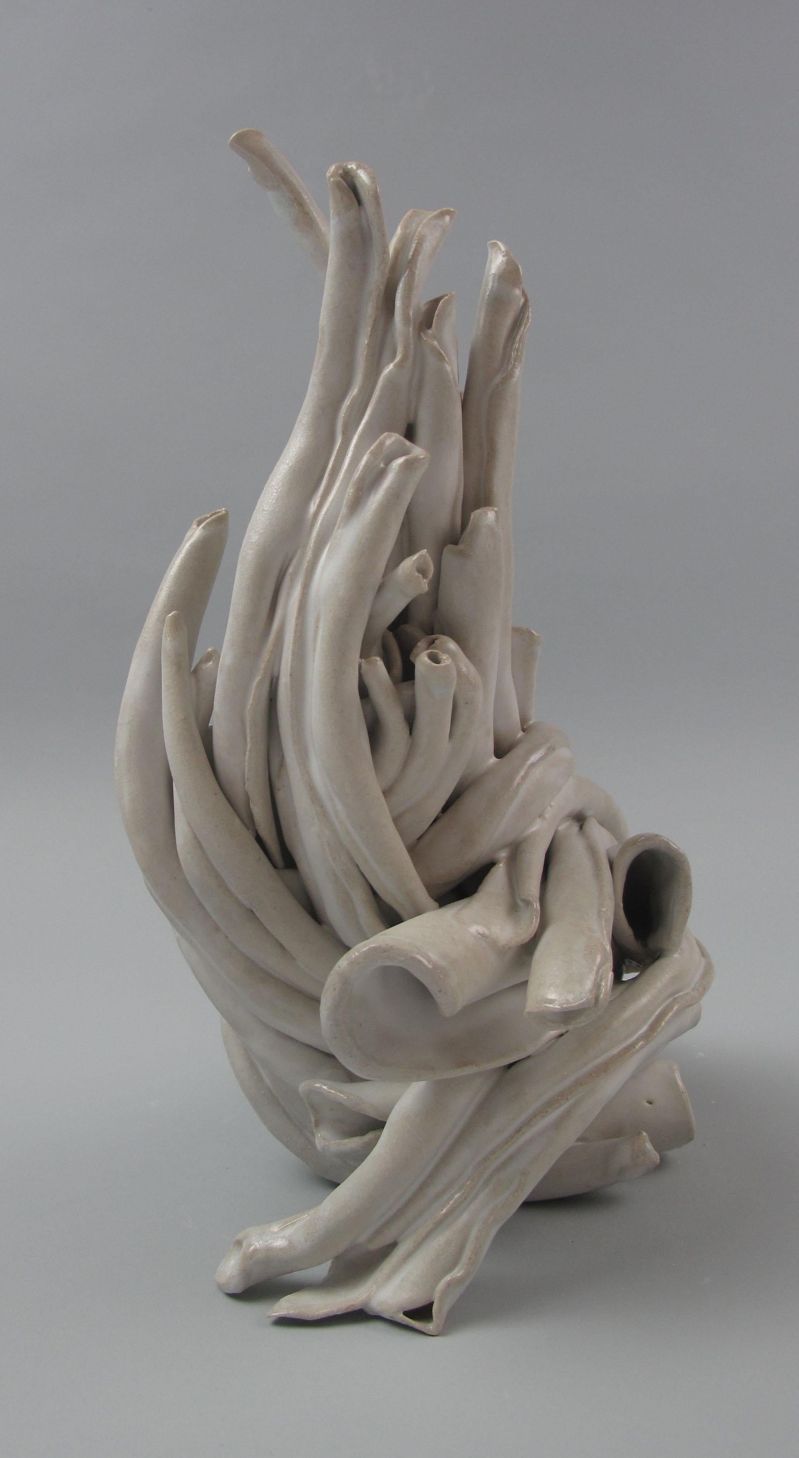 « Turn », abstrait, gestuel, céramique, sculpture, crème, blanc, grès - Contemporain Sculpture par Sara Fine-Wilson
