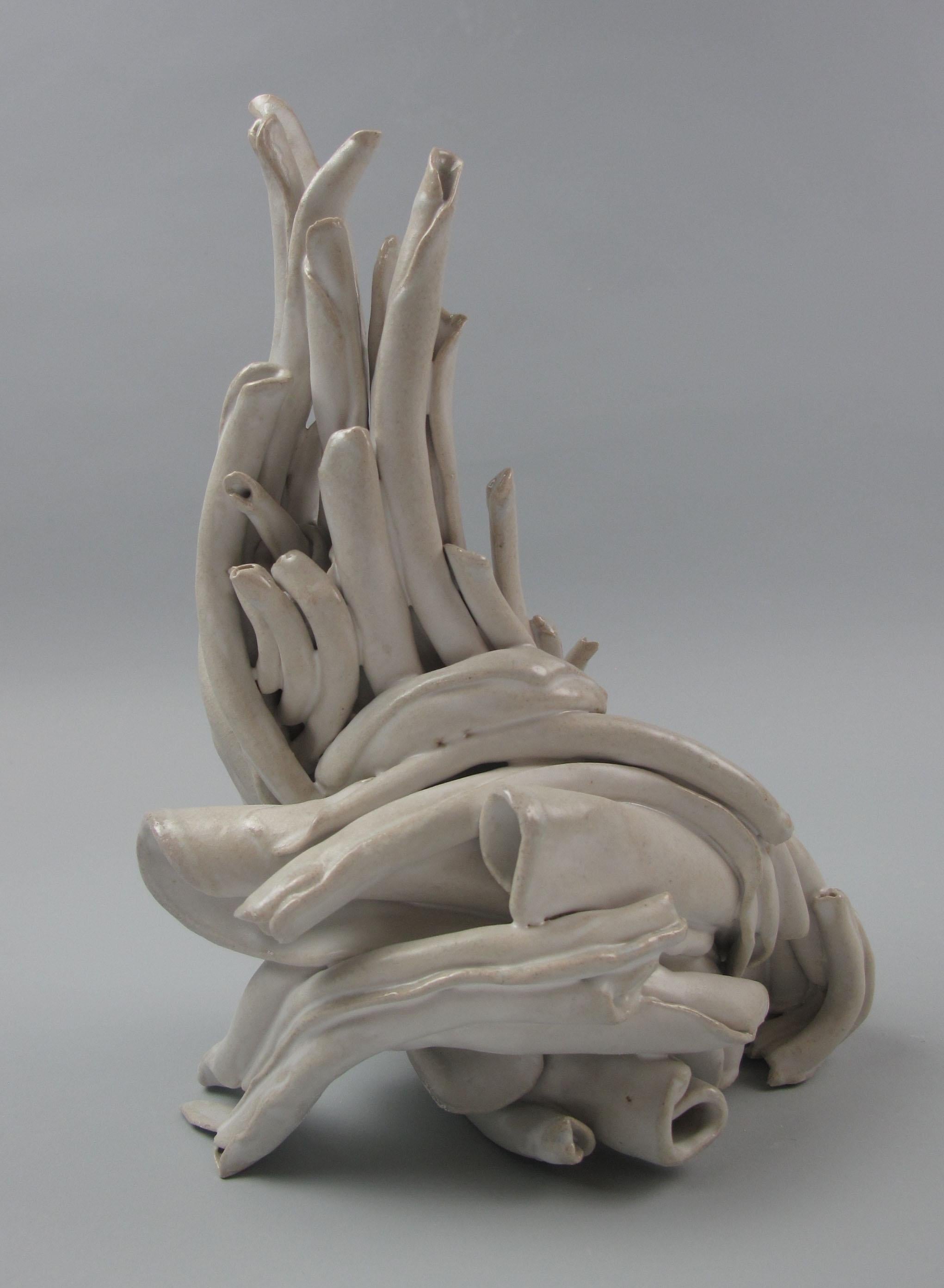 « Turn », abstrait, gestuel, céramique, sculpture, crème, blanc, grès - Gris Abstract Sculpture par Sara Fine-Wilson