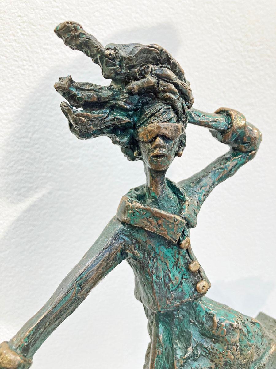Breezy - Sculpture en résine de bronze représentant une femme fine et mince à la mode contemporaine  en vente 1
