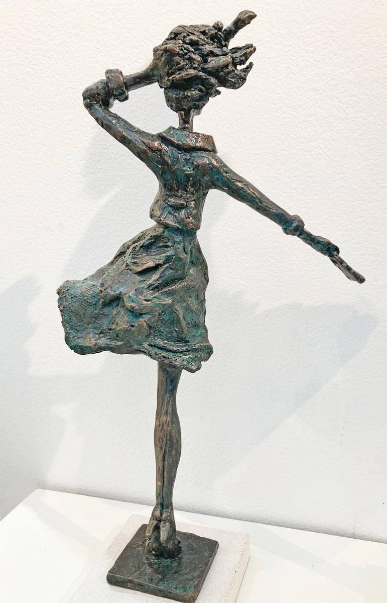 Breezy - Sculpture en résine de bronze représentant une femme fine et mince à la mode contemporaine  en vente 2