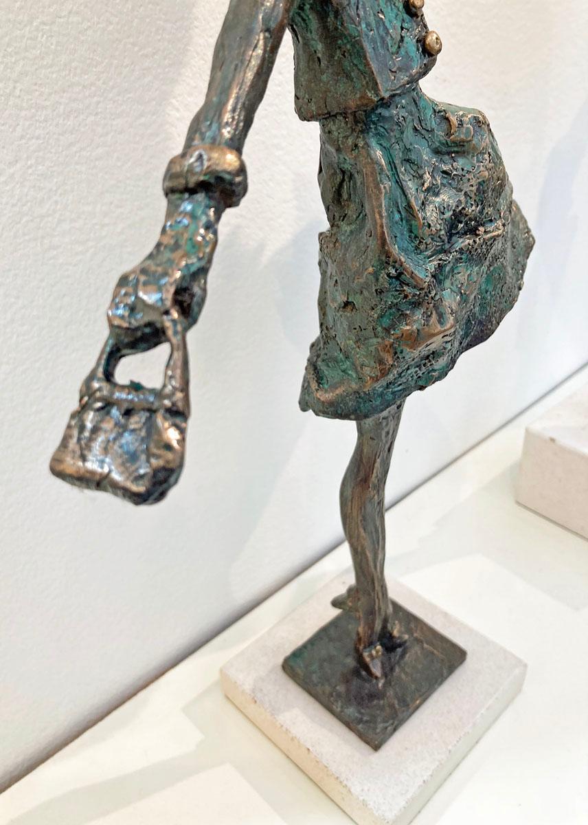 Breezy - Sculpture en résine de bronze représentant une femme fine et mince à la mode contemporaine  en vente 3