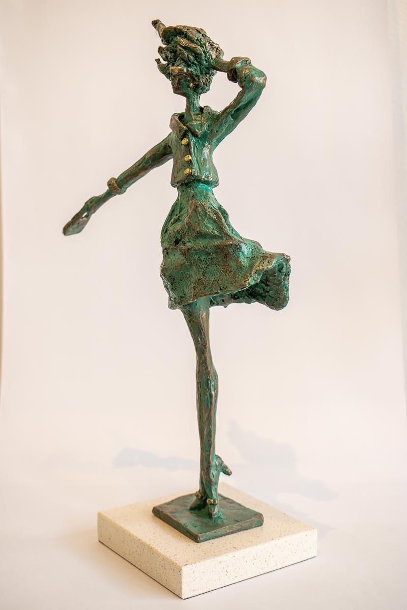 Breezy - Sculpture en résine de bronze représentant une femme fine et mince à la mode contemporaine  en vente 5