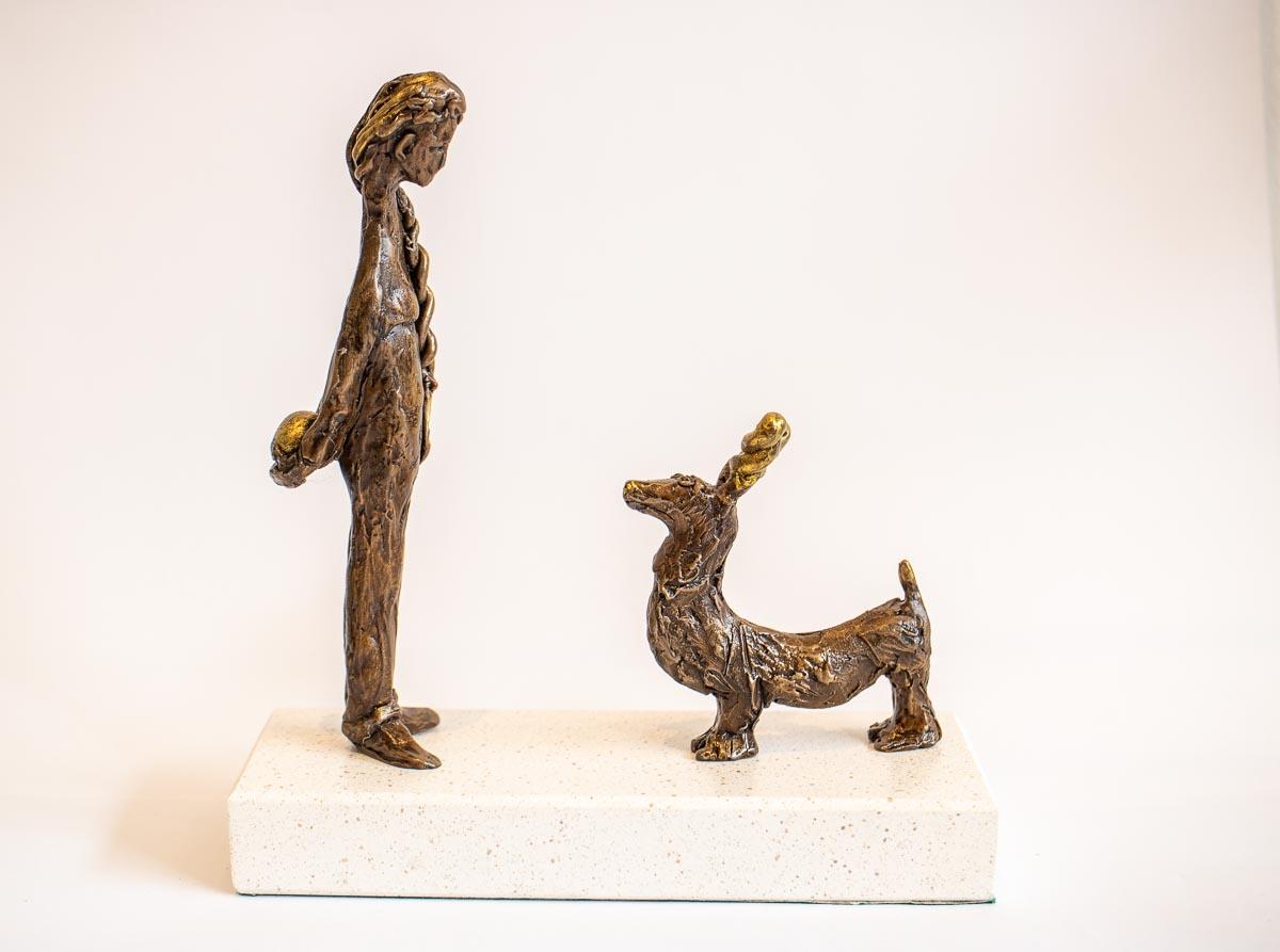 Come Play With Me - chien, sculpture, boule, animal, figurine, femme, sculpture  - Sculpture de Sara Ingleby-Mackenzie