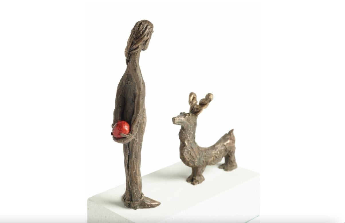 Figurative Sculpture Sara Ingleby-Mackenzie - Come Play With Me - chien, sculpture, boule, animal, figurine, femme, sculpture 