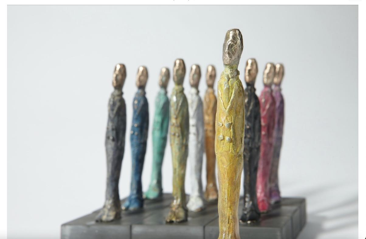 Le corps social est constitué de 10 petits hommes en bronze sur des socles en ardoise. Chaque figure est de couleur différente et porte un nom en dessous. Possibilité d'achat séparé, chaque pièce coûtant £350.
