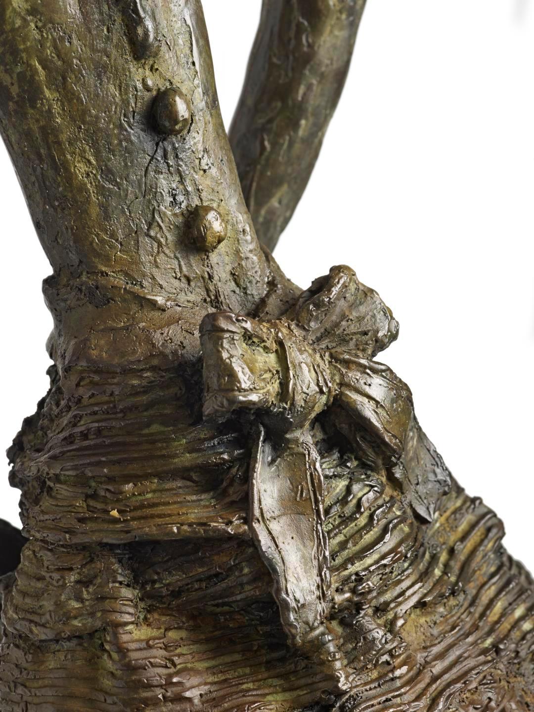 Sara si è formata sotto la guida di Ken Hughes, un allievo di Henry Moore, alla Bath Academy of Art. Lì si è laureata con lode in Scultura e ha ricevuto la borsa di studio della Henry Moore Foundation nel 1982.

Le sue figure sono tutte vestite e di