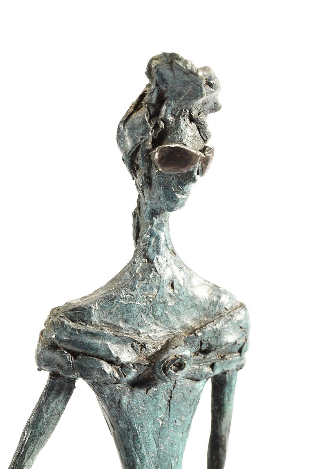 High Maintenance - statue en bronze de femme à la mode figurative et mince - Contemporain Sculpture par Sara Ingleby-Mackenzie