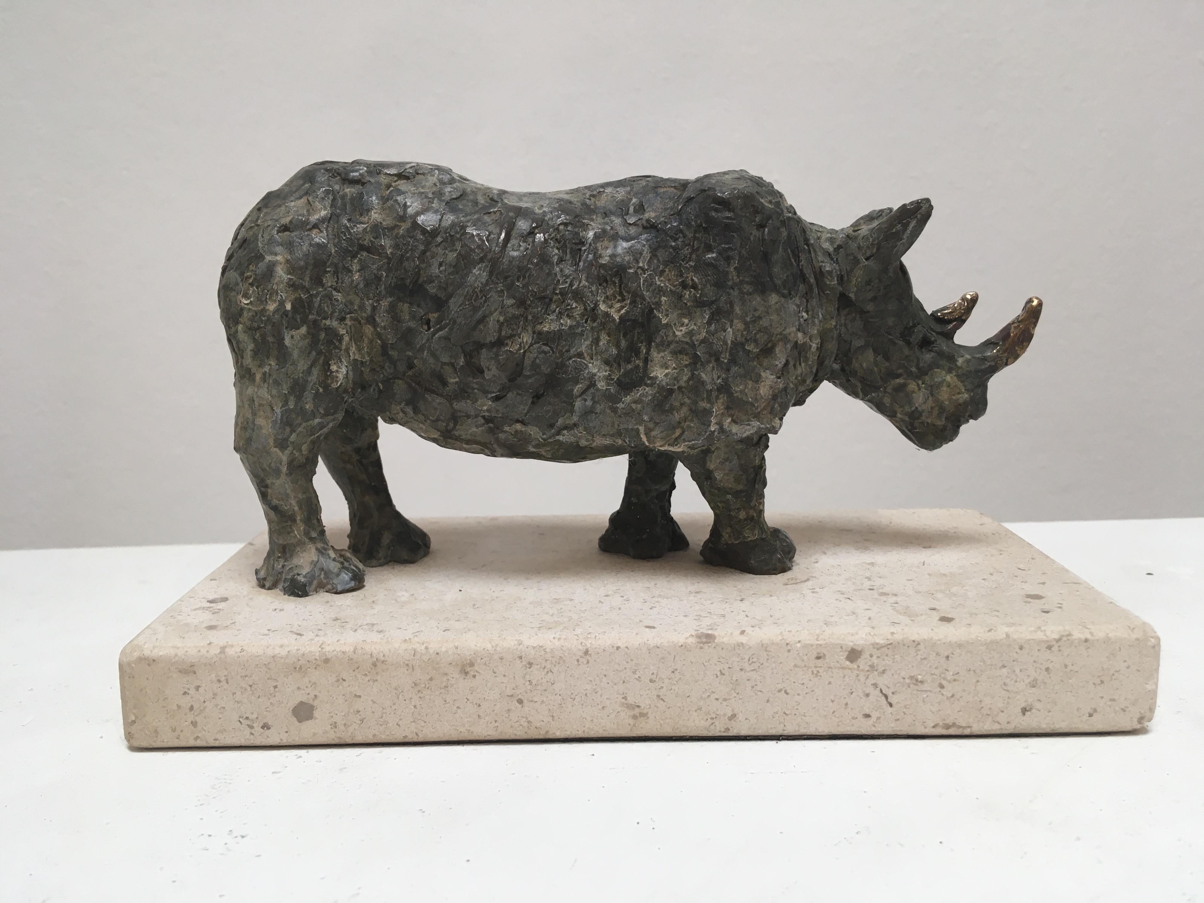 Sculpture animalière contemporaine en bronze rhinocéros Ironclad sur piédestal en vente 1