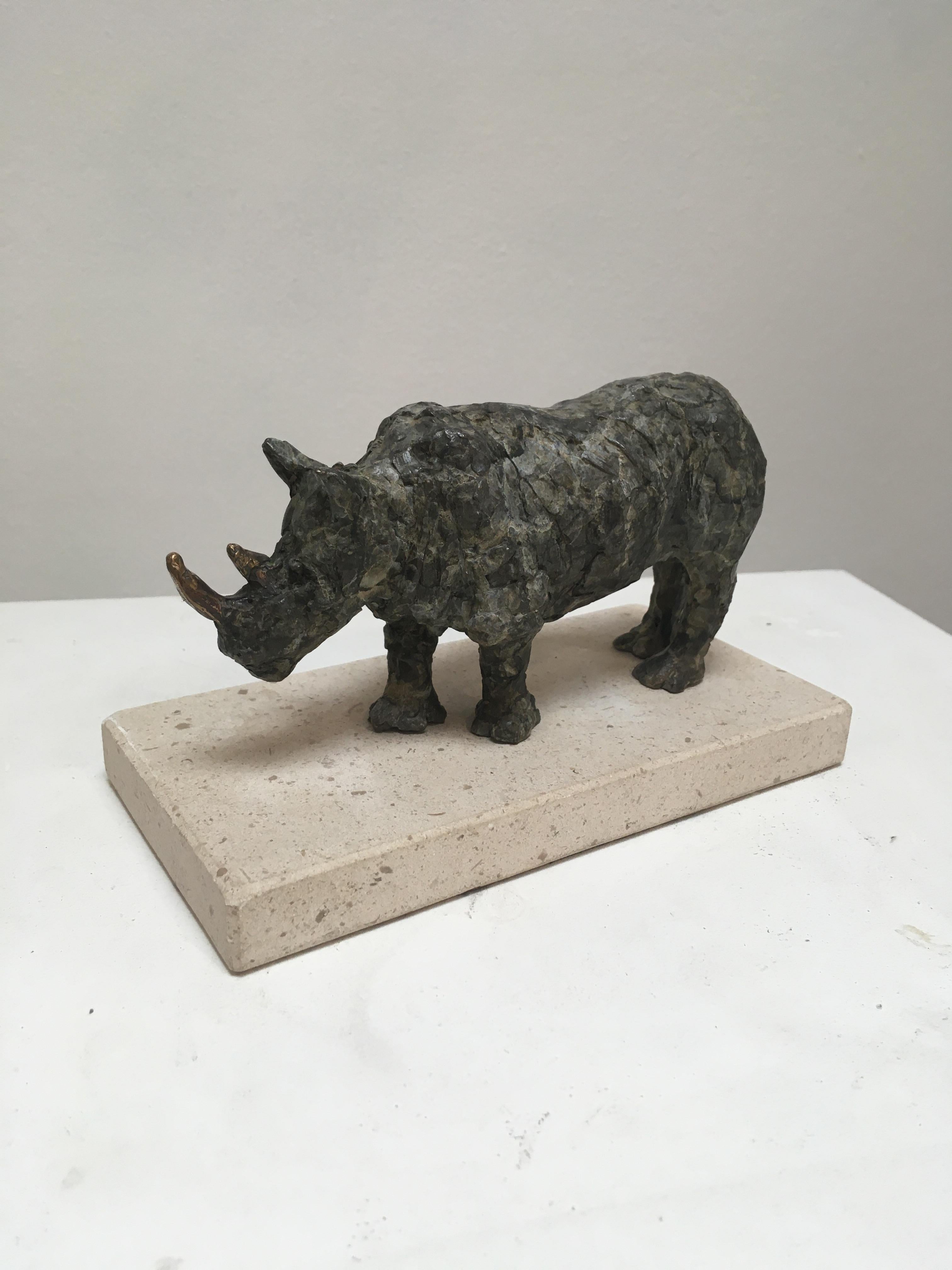 Sculpture animalière contemporaine en bronze rhinocéros Ironclad sur piédestal - Or Figurative Sculpture par Sara Ingleby-Mackenzie
