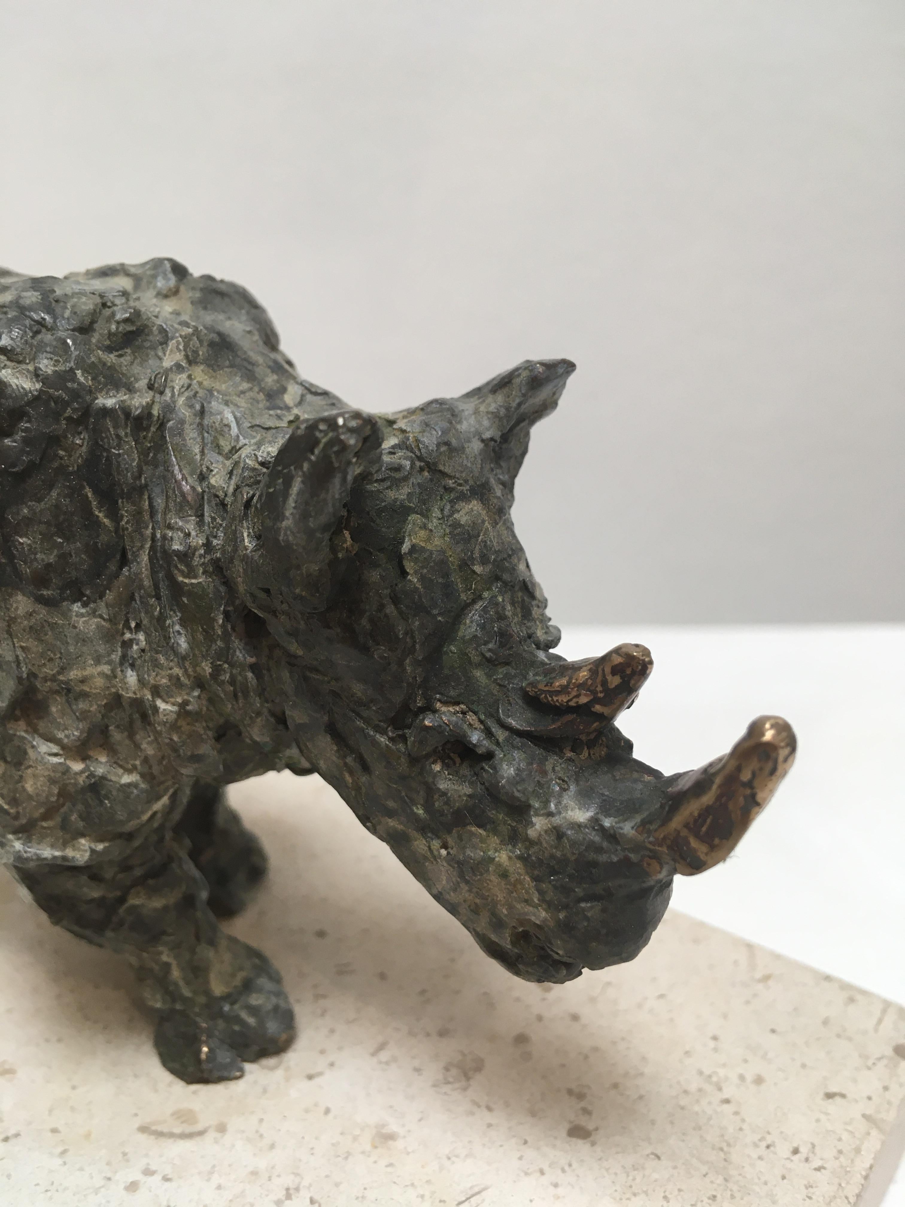 Sculpture animalière contemporaine en bronze rhinocéros Ironclad sur piédestal en vente 2