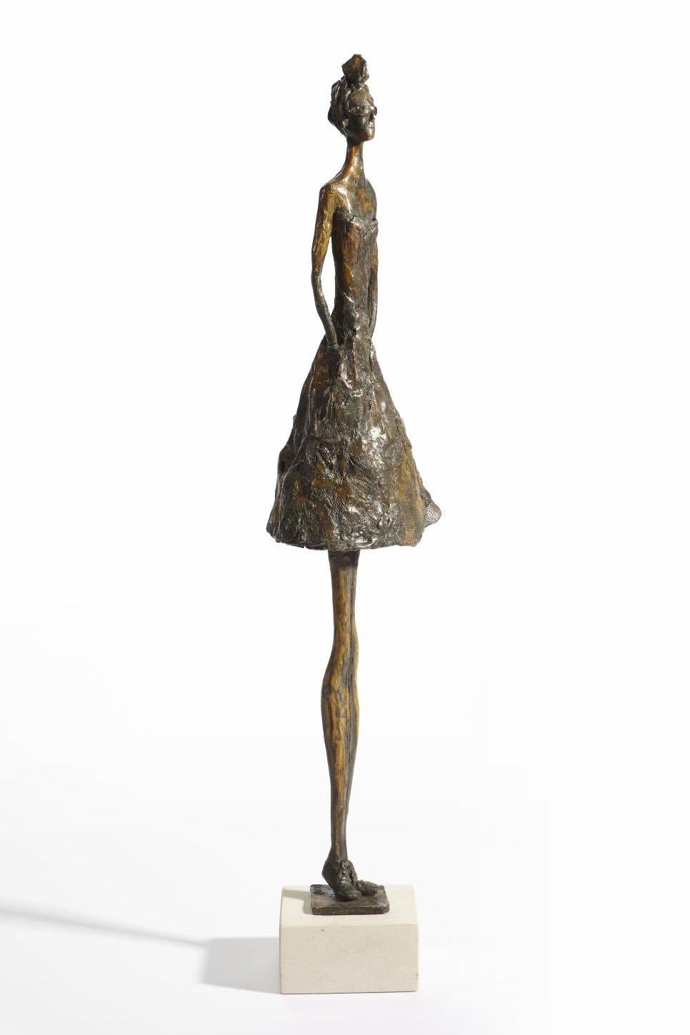 Jersey Lily - mince statue figurative en bronze - Contemporain Sculpture par Sara Ingleby-Mackenzie