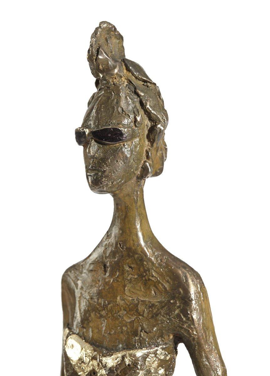Jersey Lily - mince statue figurative en bronze - Or Figurative Sculpture par Sara Ingleby-Mackenzie