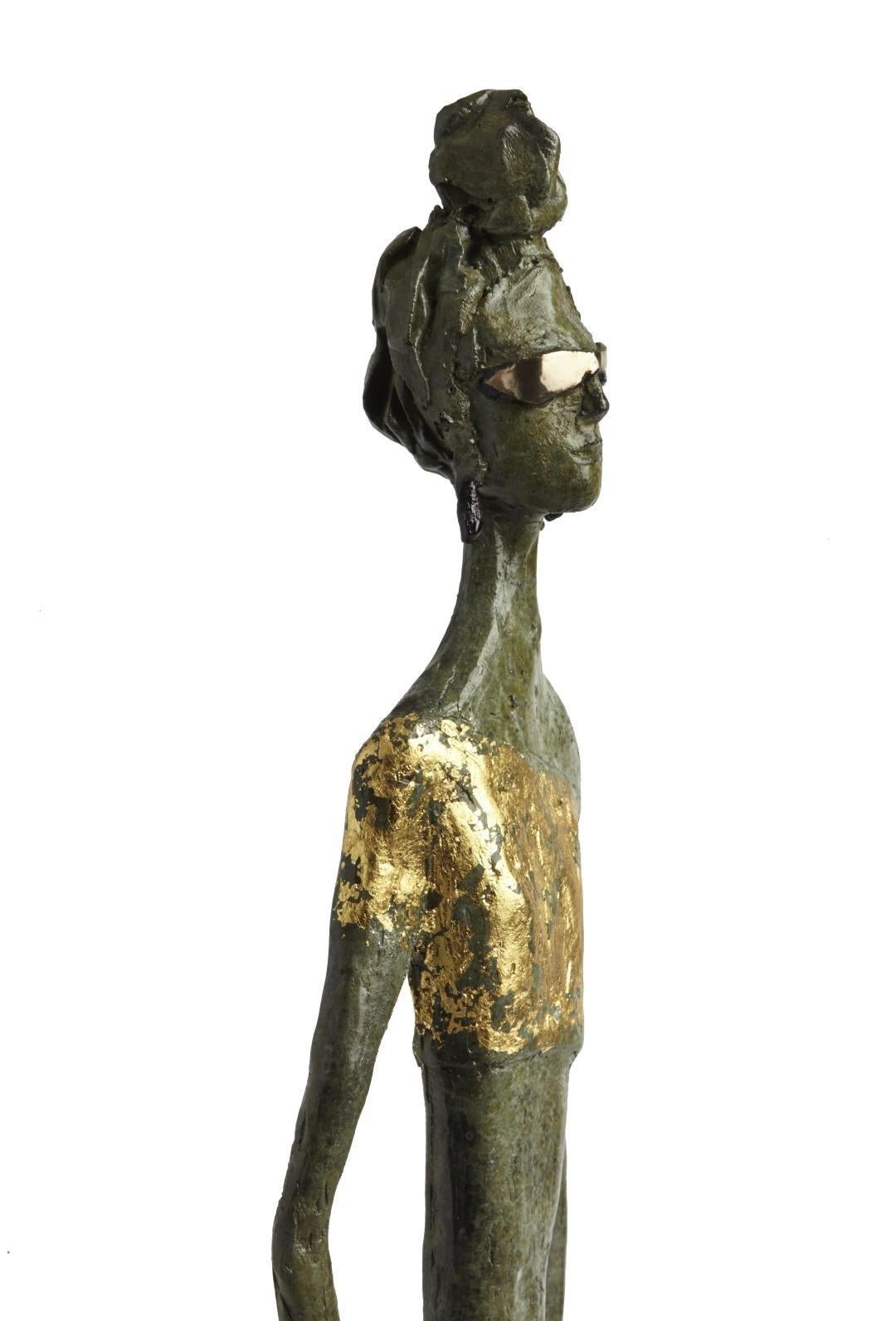 Mint Julep - statue de bronze figurative élancée - Or Figurative Sculpture par Sara Ingleby-Mackenzie