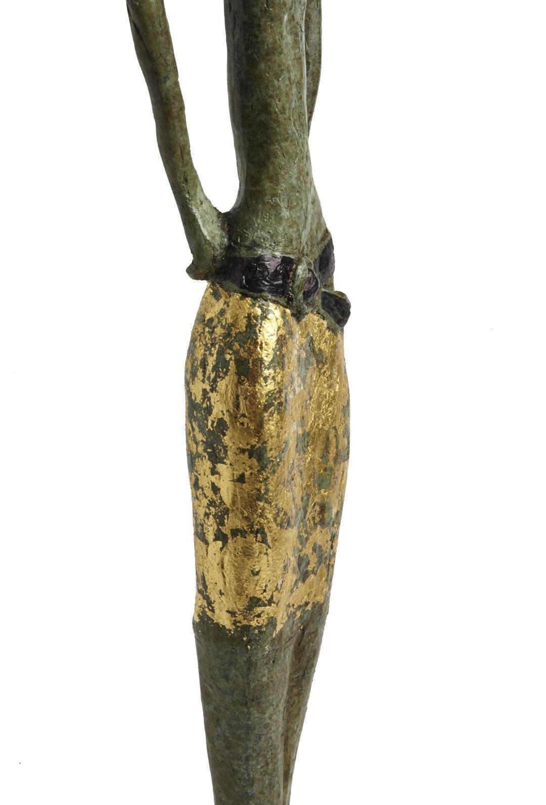 Sara si è formata sotto la guida di Ken Hughes, un allievo di Henry Moore, alla Bath Academy of Art. Lì si è laureata con lode in Scultura e ha ricevuto la borsa di studio della Henry Moore Foundation nel 1982.

Le sue figure sono tutte vestite e di