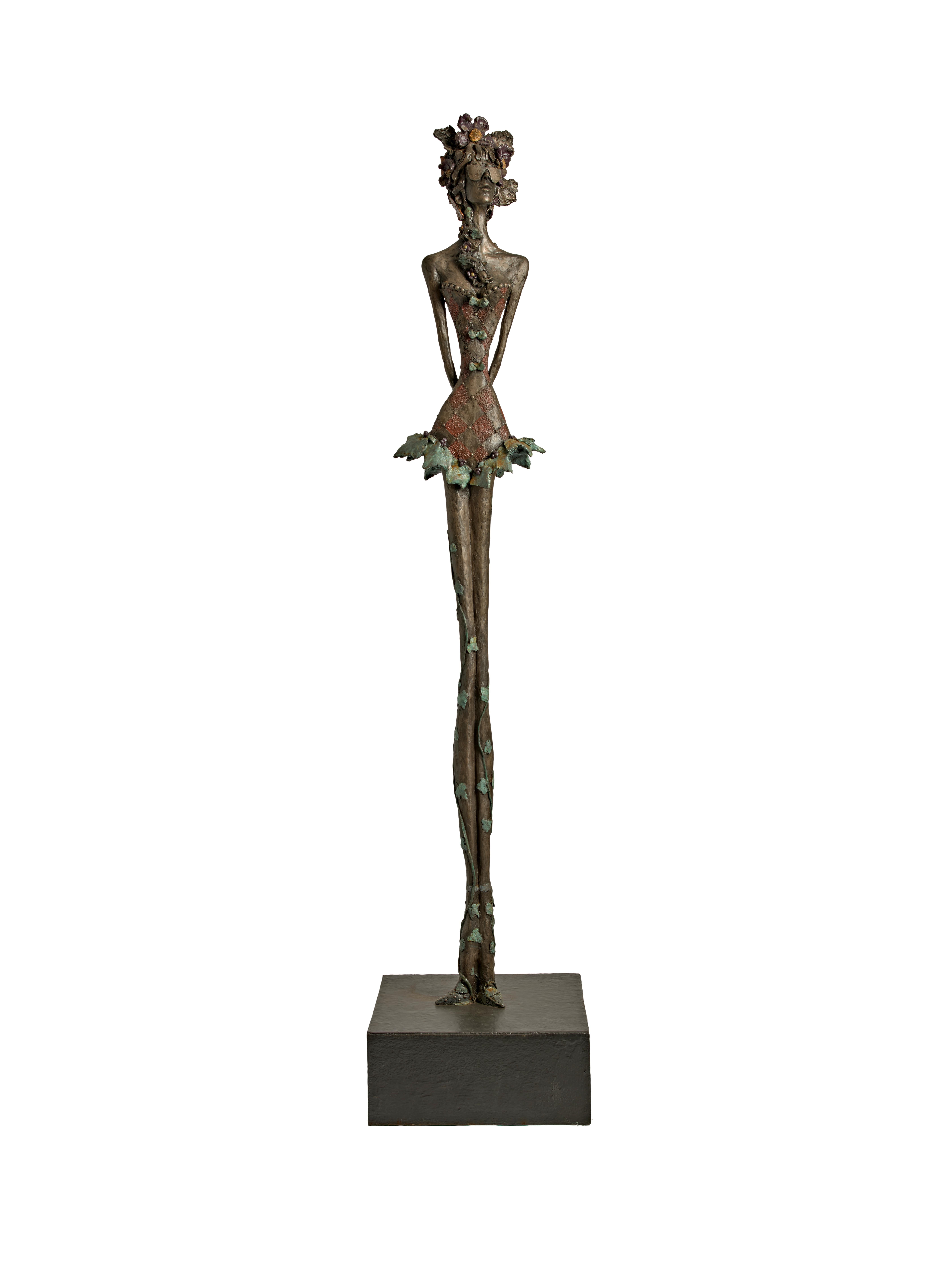 Poison Ivy - sculpture contemporaine en résine de bronze - Figurine de femme debout haute - Sculpture de Sara Ingleby-Mackenzie