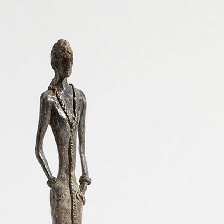 Sculpture figurative en bronze contemporaine de septembre  - Or Figurative Sculpture par Sara Ingleby-Mackenzie