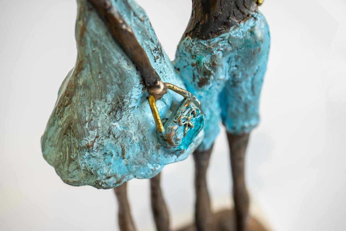 Still Cool – Mann und Frau an den Sommerferien: Bronzeskulptur – Sculpture von Sara Ingleby-Mackenzie