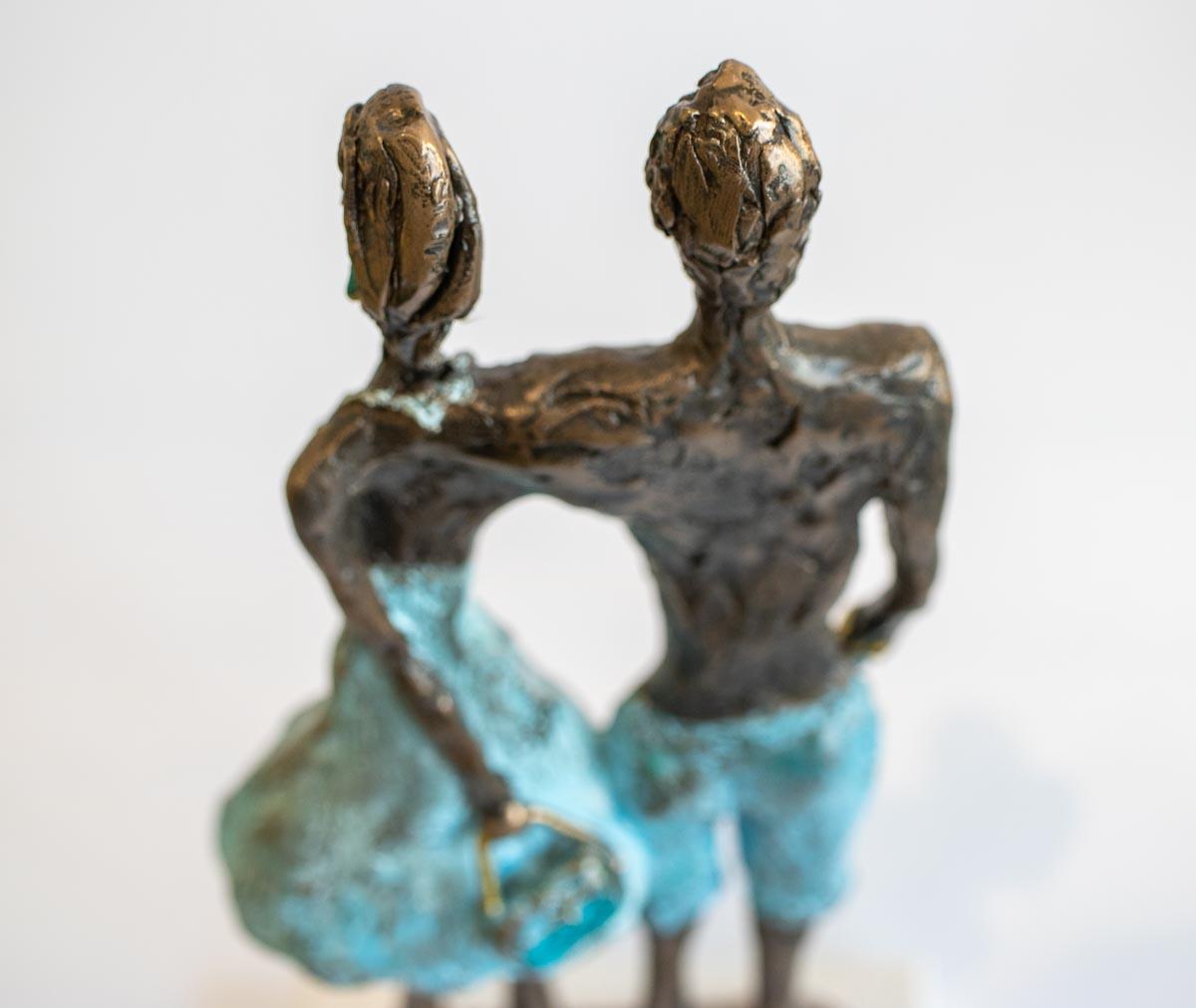 Still Cool – Mann und Frau an den Sommerferien: Bronzeskulptur (Zeitgenössisch), Sculpture, von Sara Ingleby-Mackenzie