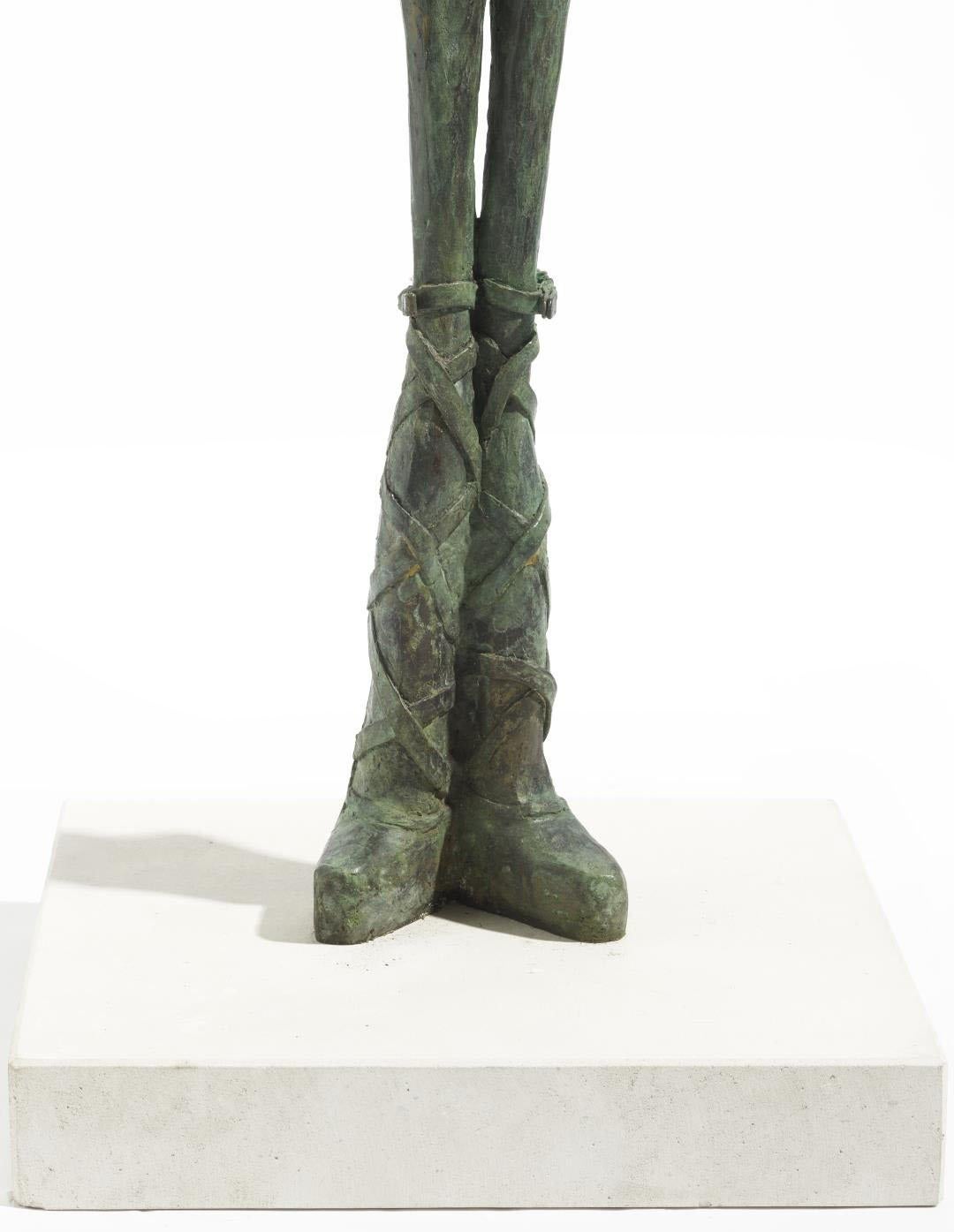 Uptown Girl - statue en bronze d'une jeune femme figurative fine - Contemporain Sculpture par Sara Ingleby-Mackenzie