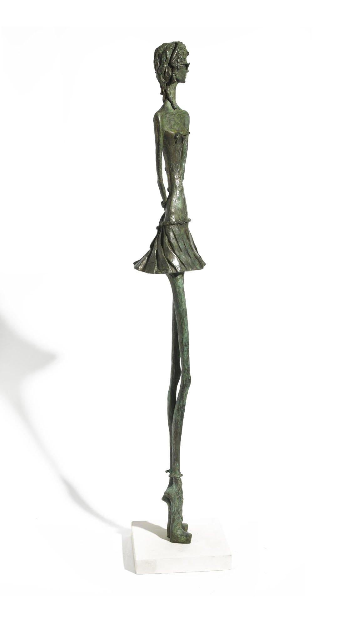 Figurative Sculpture Sara Ingleby-Mackenzie - Uptown Girl - statue en bronze d'une jeune femme figurative fine