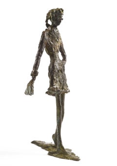 Paseo por el parque - esbelta estatua figurativa de bronce