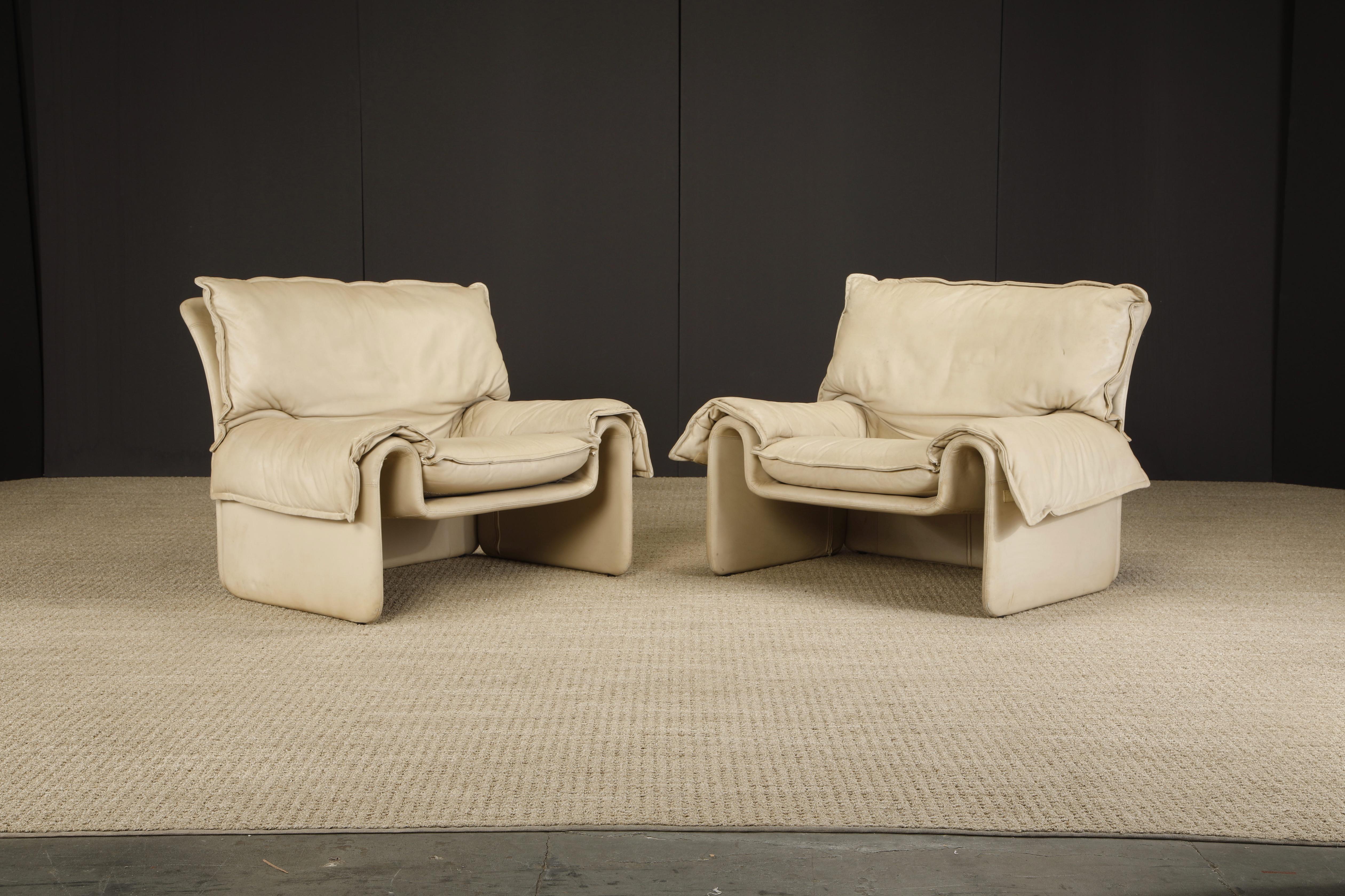 A beautiful off-white leather pair of lounge chairs by illustrious architect and designer Guido Faleschini for i4 Mariani, Italy. Designed in the 1970s, this pair of soft, comfy, leather lounge chairs are signed with Mariani's repeat fabric