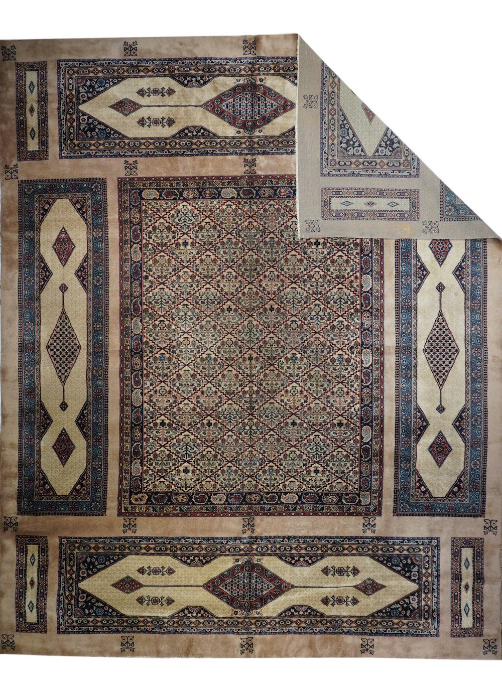 Alfombra Sarab 11'8'' x 14'8''. Esta pieza totalmente única muestra un diseño cinco en uno de cuatro alfombras largas con campos abiertos de camello lechoso y bordes lisos exteriores y medallones de rombos estirados, que forman un amplio marco