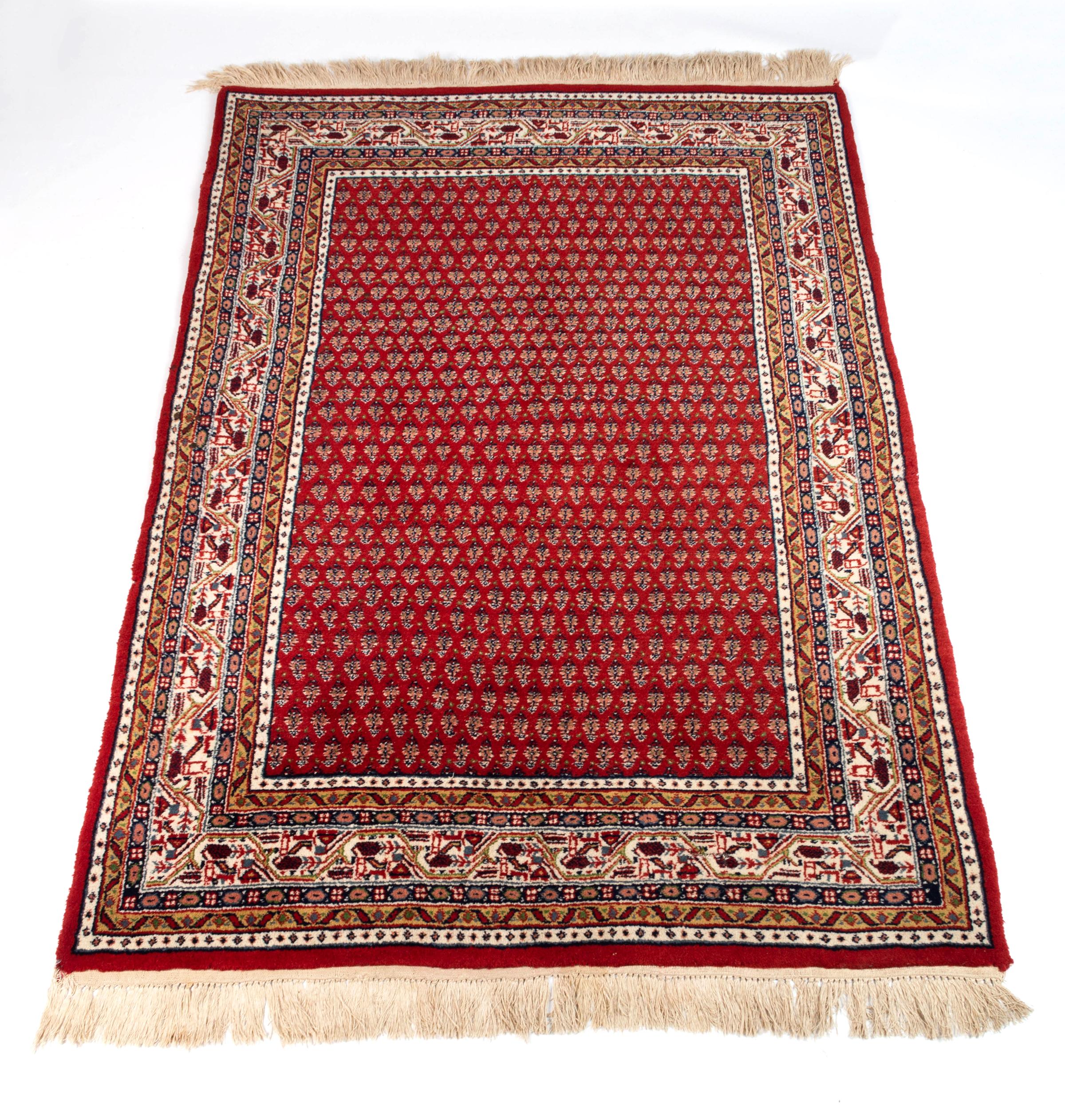 Tapis Saraband, Perse occidentale, champ rouille avec des rangées diagonales de motifs floraux boteh dans une bordure angulaire ivoire de vignes fleuries entre des bandes florales et unies.

Circa 1980.

Environ 180 cm x 123 cm

Condition