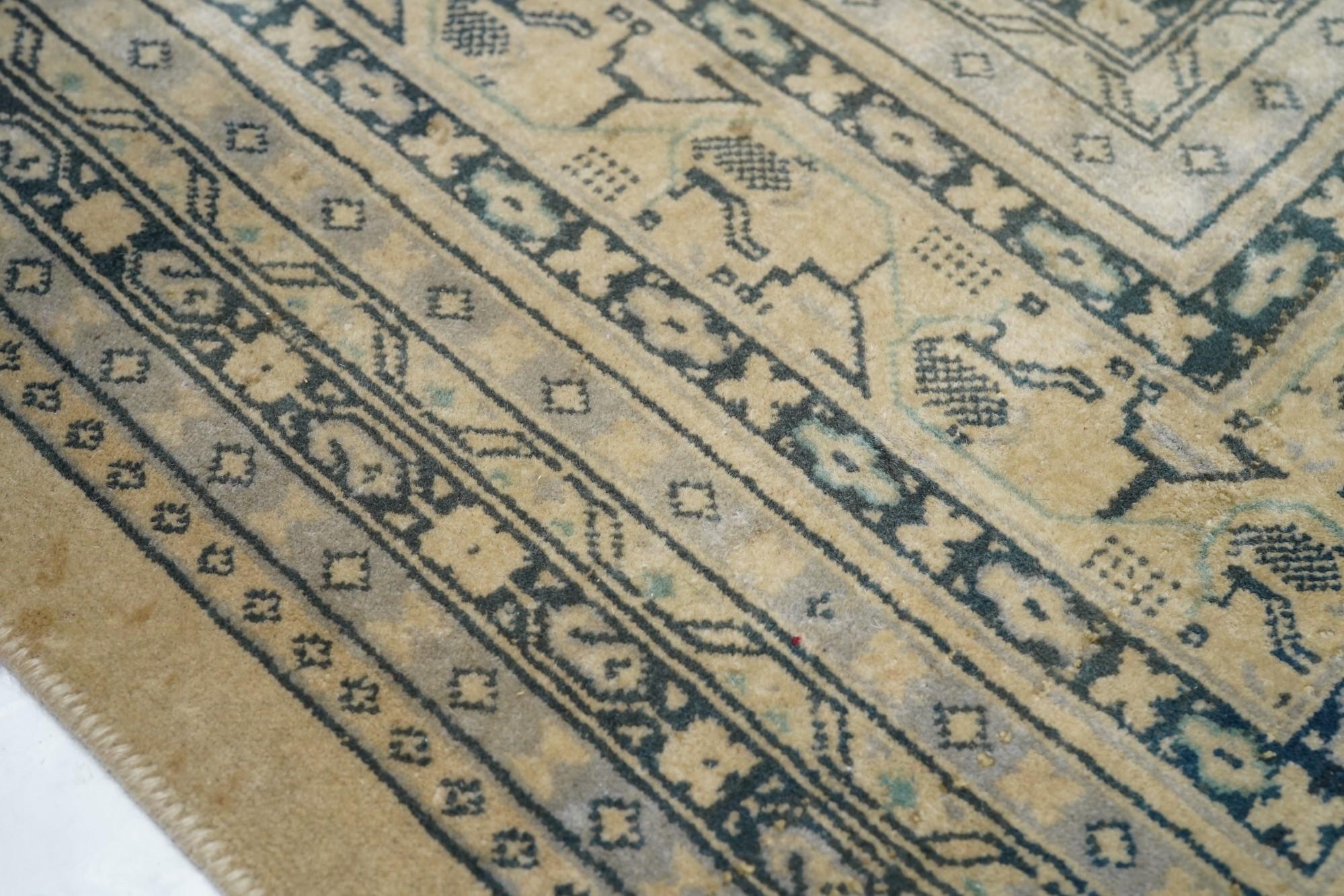 Vintage Saraband Rug 9'11'' x 12'2'' In Excellent Condition For Sale In New York, NY