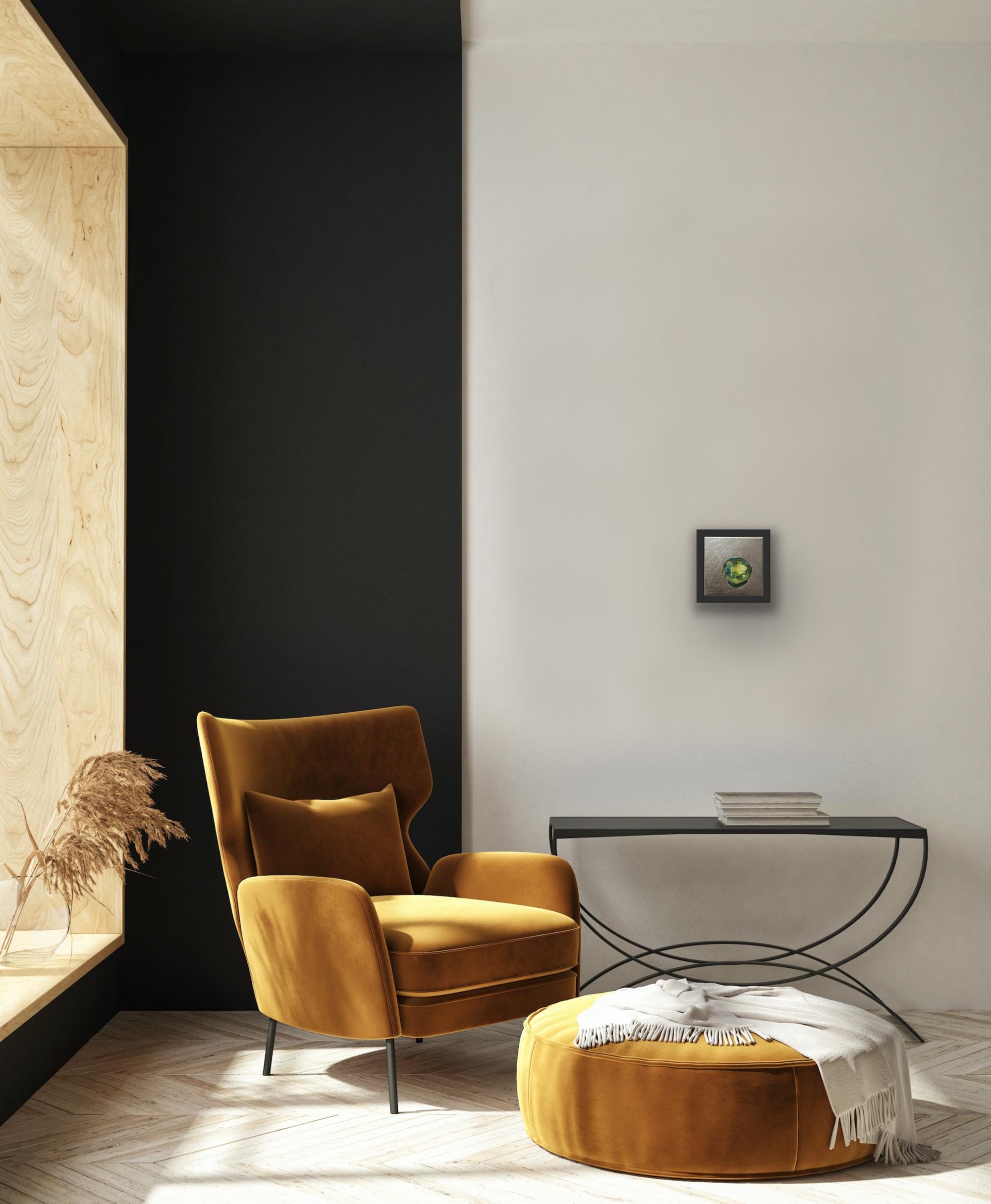 Dinky Lime on metallic square, original painting, still life, contemporary (Impressionismus), Painting, von Sarah Adams