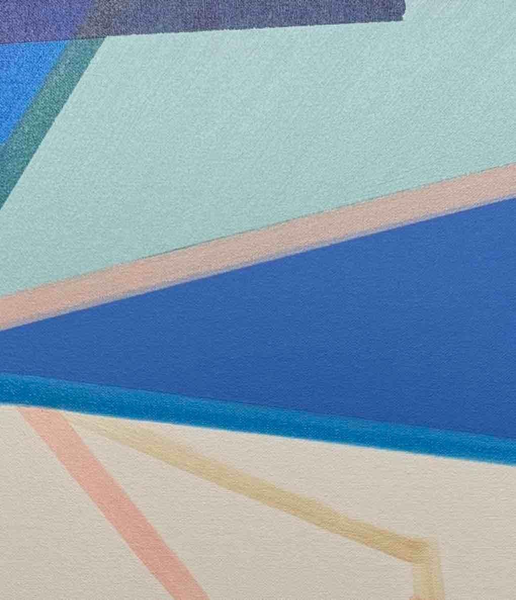 In Away & Again, Sarah Brenneman esplora il ritmo spaziale attraverso forme audaci e angolari e colori nitidi e stratificati. Questo acrilico su tela presenta una tavolozza di blu, bianchi e grigi punteggiati da linee decise di rosso, verde acqua e