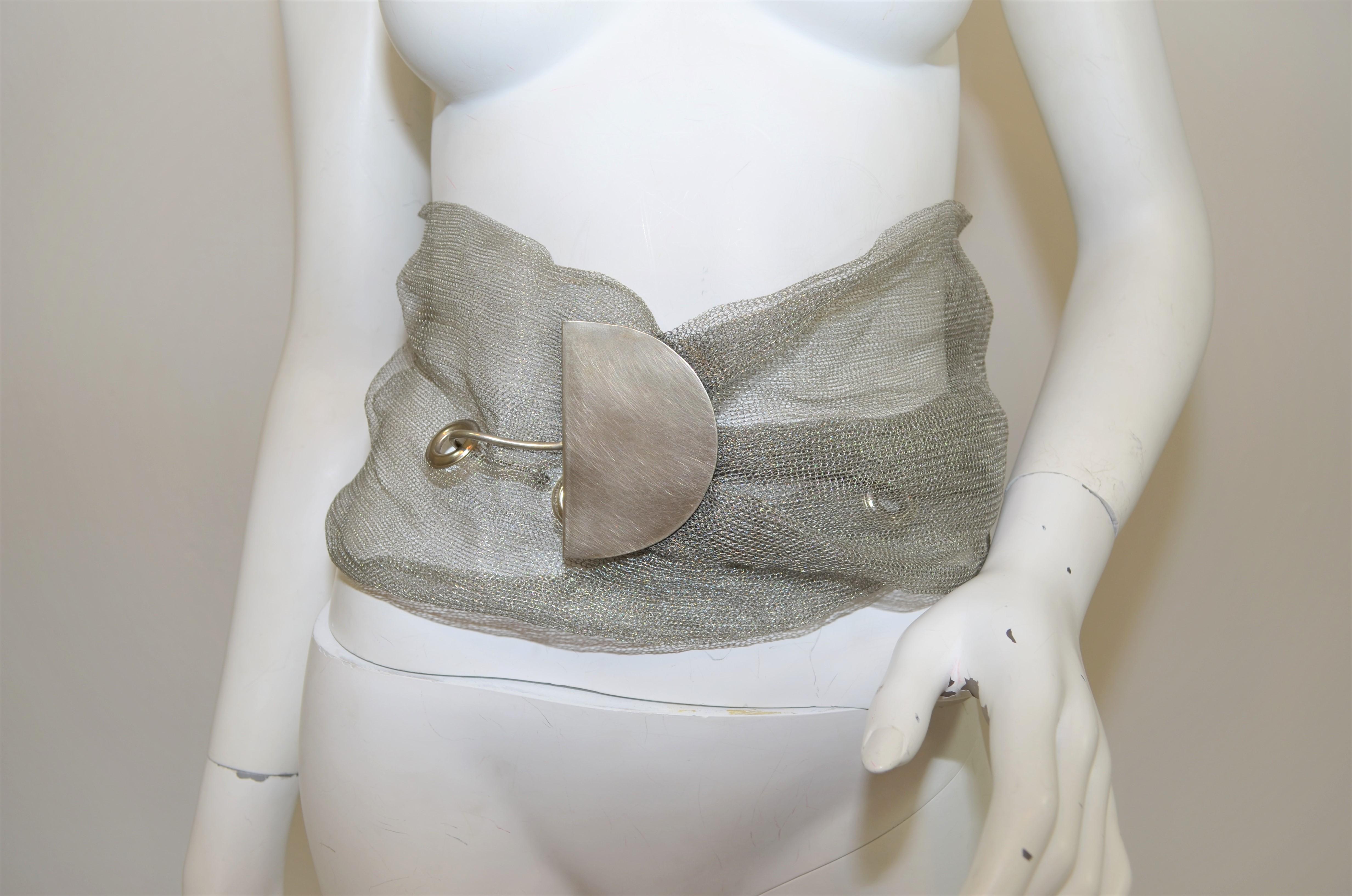 Sarah Cavender belt is featured in a silver mesh metal with a hook fastening and measures 7.25 inches wide and 48 inches long. Belt is signed and is in great pre-owned condition.

Measurements:
Width 7.25''
Length 48''