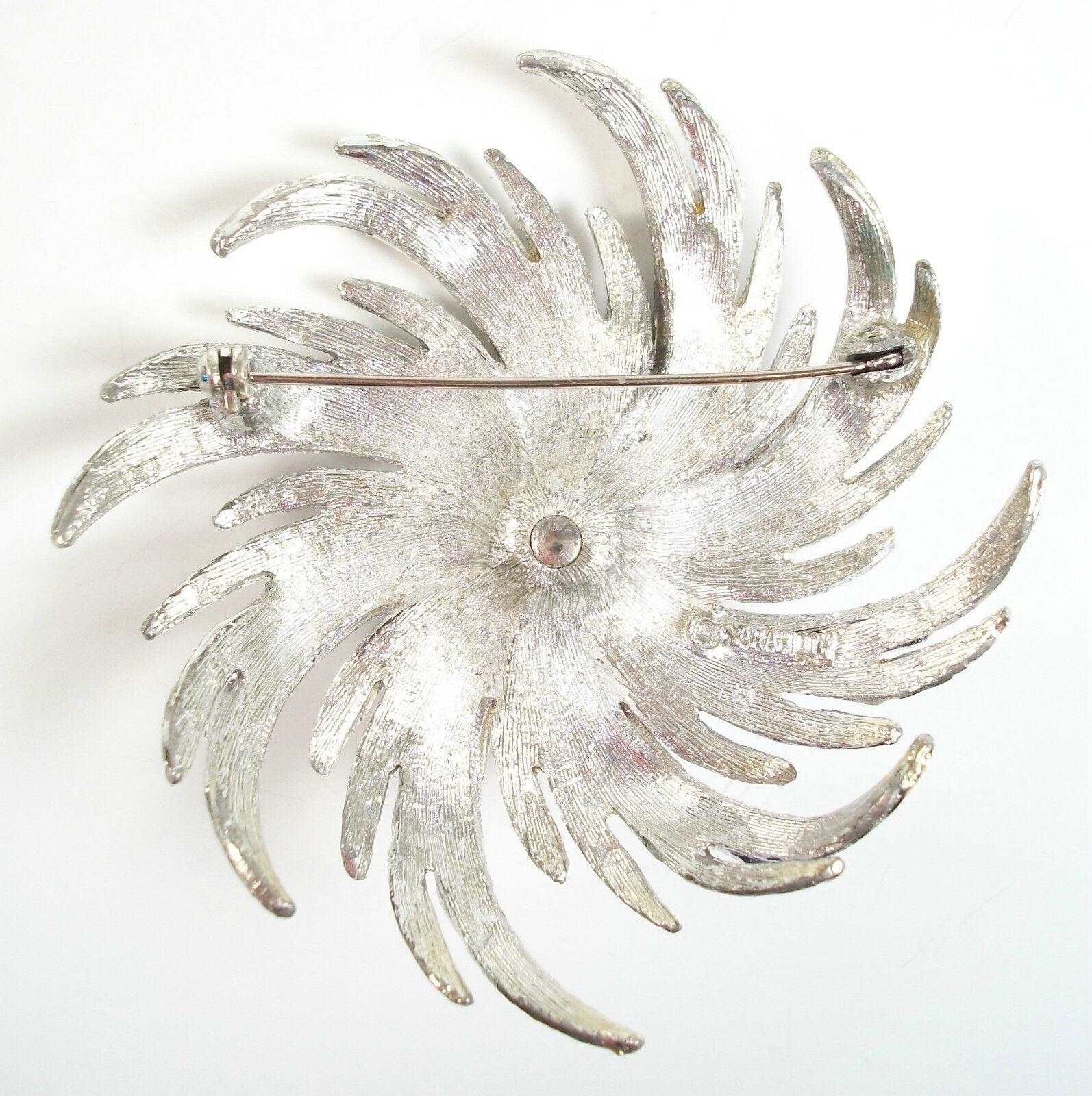 SARAH COVENTRY - Large Faux Pearl & Silver Tone Brooch - Signed - Circa 1960's For Sale 2