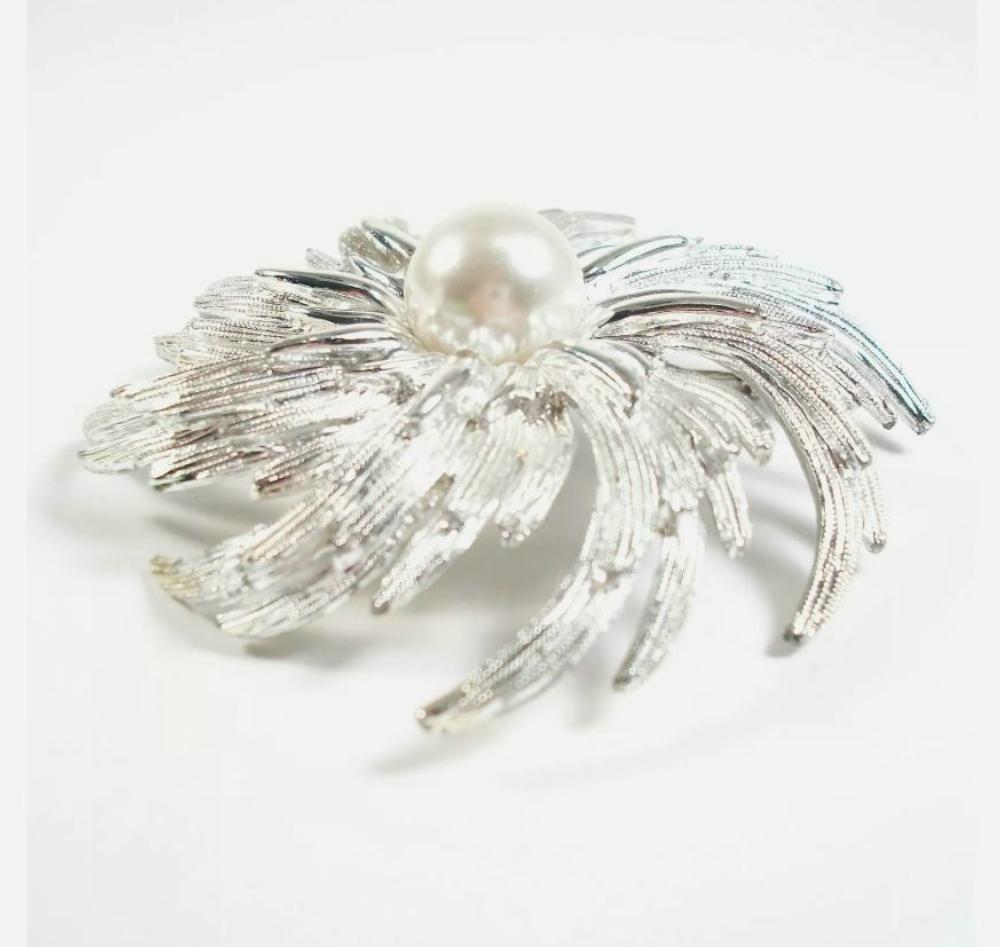 SARAH COVENTRY - Large Faux Pearl & Silver Tone Brooch - Signed - Circa 1960's For Sale 5