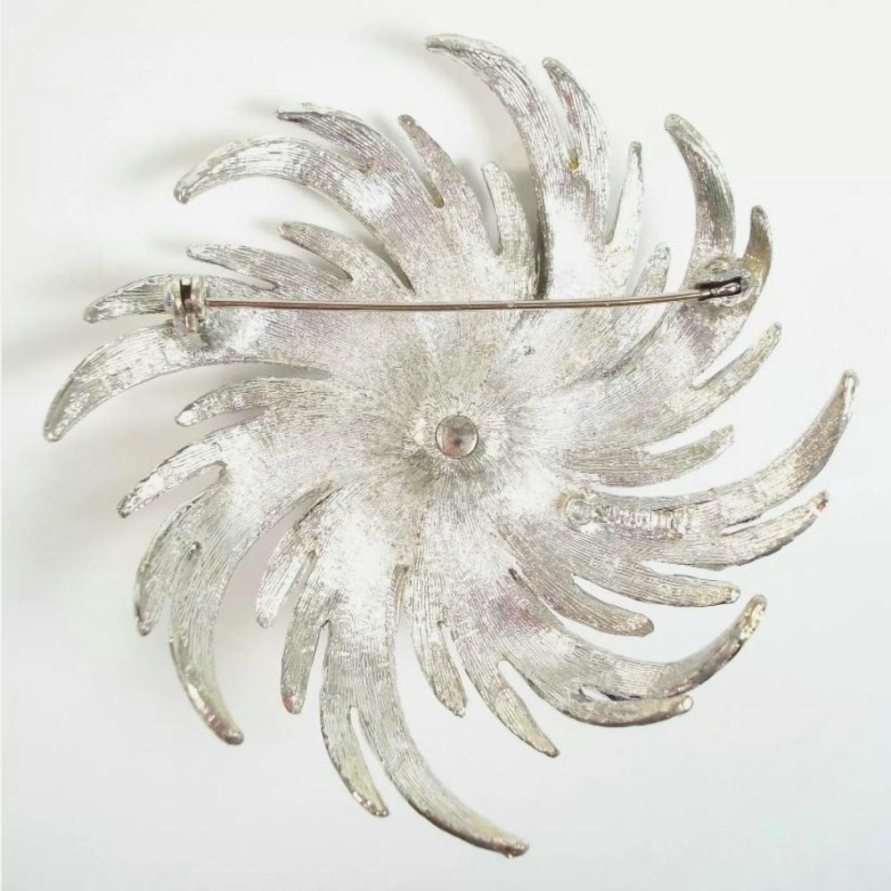 SARAH COVENTRY - Large Faux Pearl & Silver Tone Brooch - Signed - Circa 1960's For Sale 6