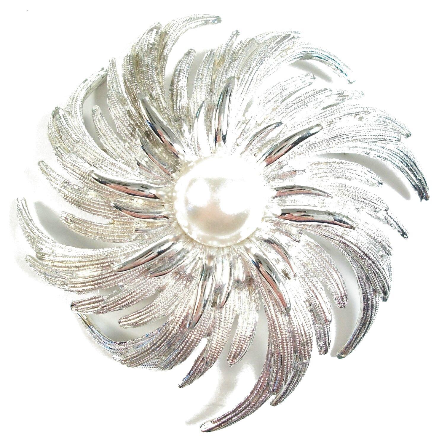 SARAH COVENTRY - Vintage faux pearl & silver tone brooch - hinged pin to the back - signed © SARAH COV - United States (Rhode Island) - circa 1960's.

Excellent vintage condition - no loss - no damage - no repairs - sturdy pin and closure - minor