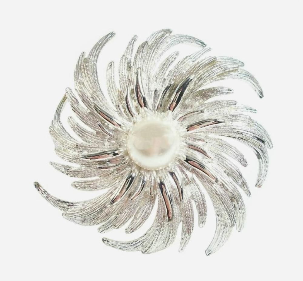 SARAH COVENTRY - Vintage faux pearl & silver tone brooch - hinged pin to the back - signed © SARAH COV - United States (Rhode Island) - circa 1960's.

Excellent vintage condition - no loss - no damage - no repairs - sturdy pin and closure - minor