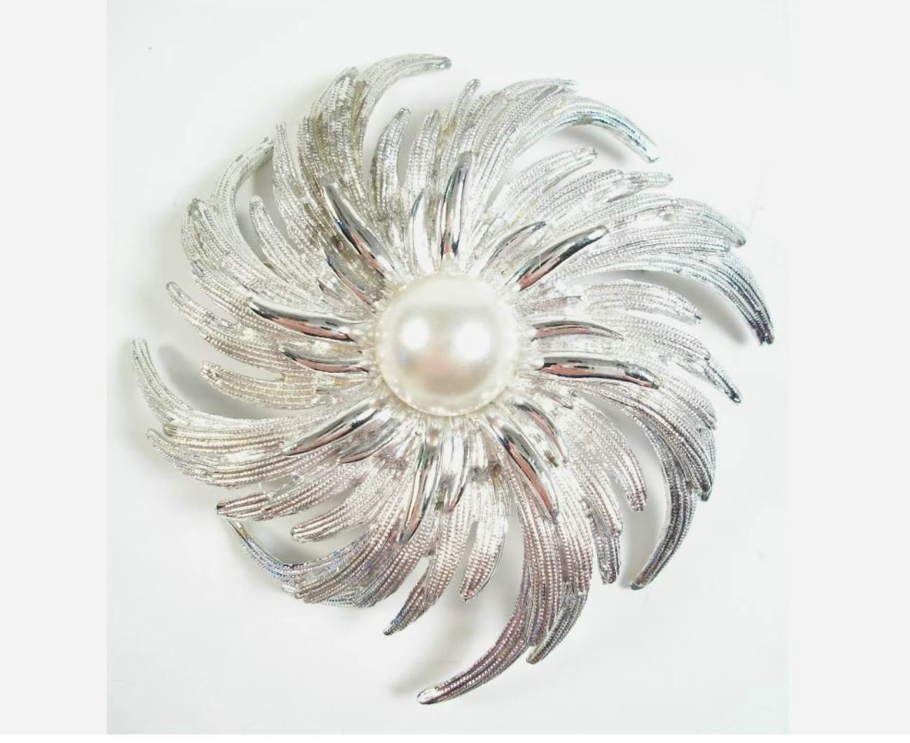 SARAH COVENTRY - Large Faux Pearl & Silver Tone Brooch - Signed - Circa 1960's In Good Condition For Sale In Chatham, CA